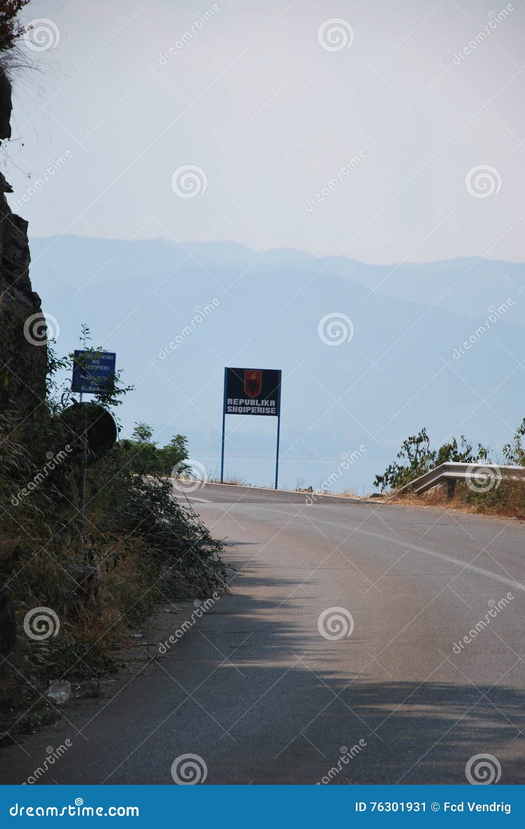 欢迎在阿尔巴尼亚. 与在背景山的国家标志阿尔巴尼亚 它在过境阿尔巴尼亚-马其顿