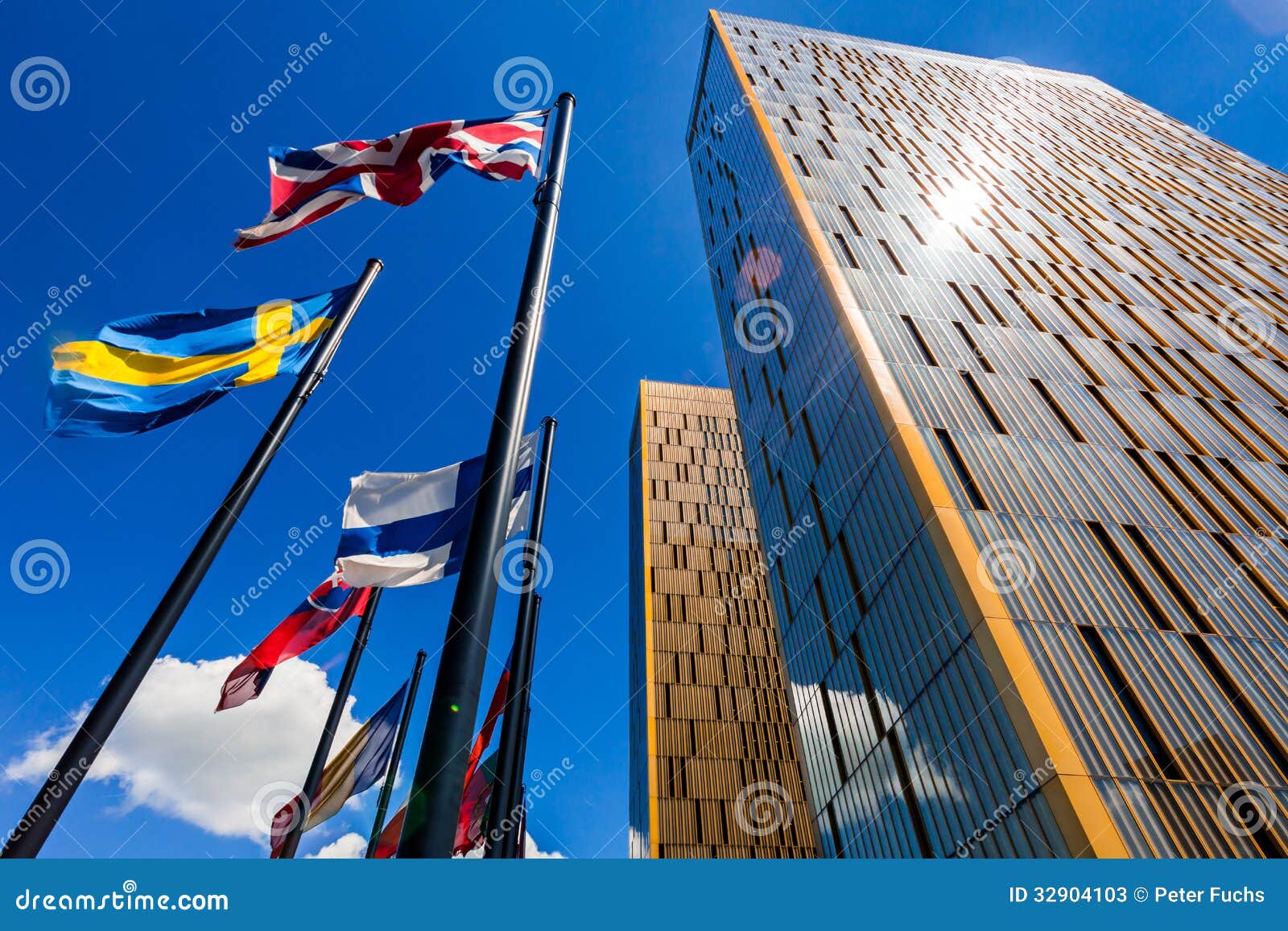 欧洲法院在卢森堡. 欧洲法院的两个塔和旗杆在反对蓝天的卢森堡与壮观的太阳飘动