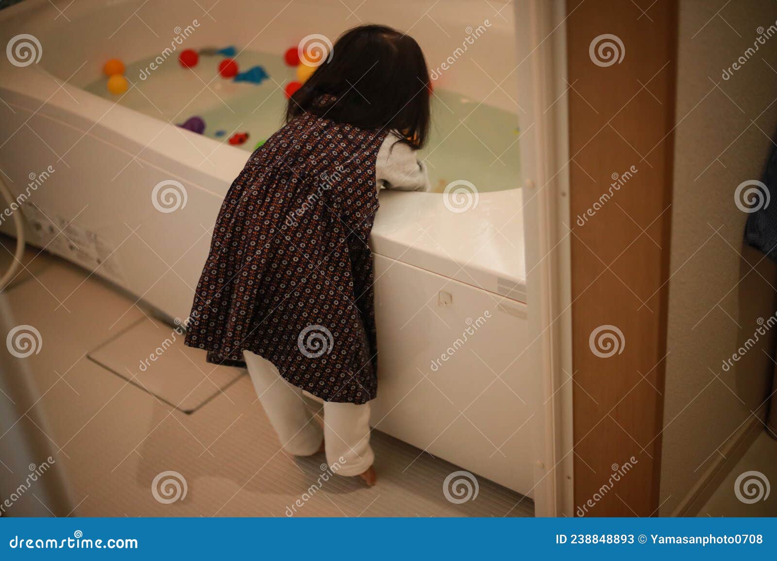 在浴缸里的小女孩 — 图库照片©MarcoGovel＃60273581