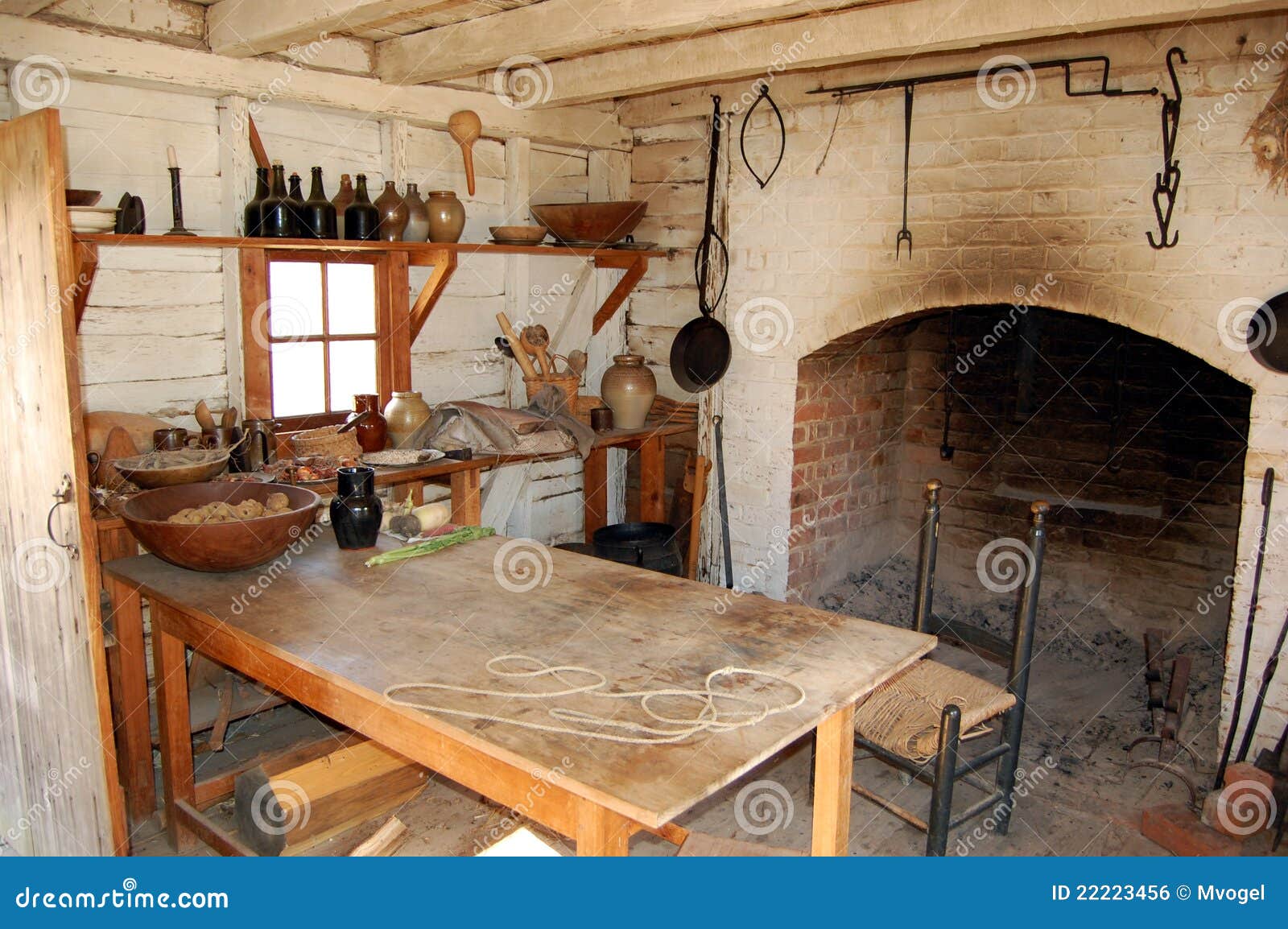 殖民地时代厨房 编辑类照片. 图片 包括有 厨房, 空白, 博物馆, 视窗, 红色, 殖民地, 革命, 木头 22223456