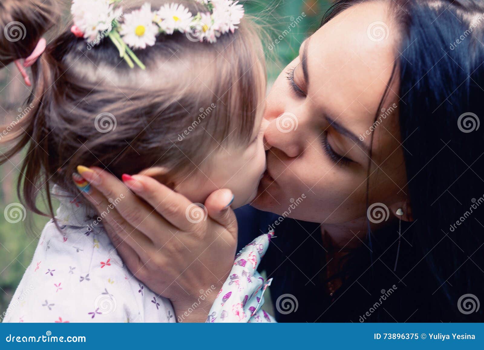 亲吻母亲的婴孩 库存照片. 图片 包括有 亲吻, 子项, 成人, 绿色, 藏品, 快乐, 父项, 男朋友 - 12403904