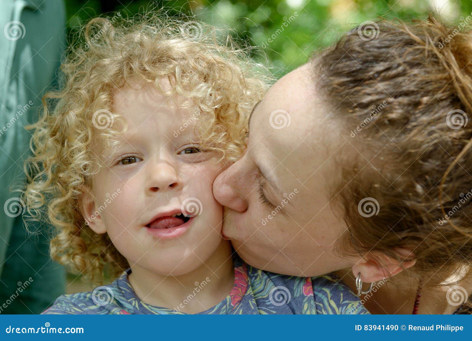 男婴拥抱亲吻母亲 库存照片. 图片 包括有 喜悦, 特写镜头, 孩子, 亲吻, 夫人, 关闭, 幸福, 情感 - 13269182