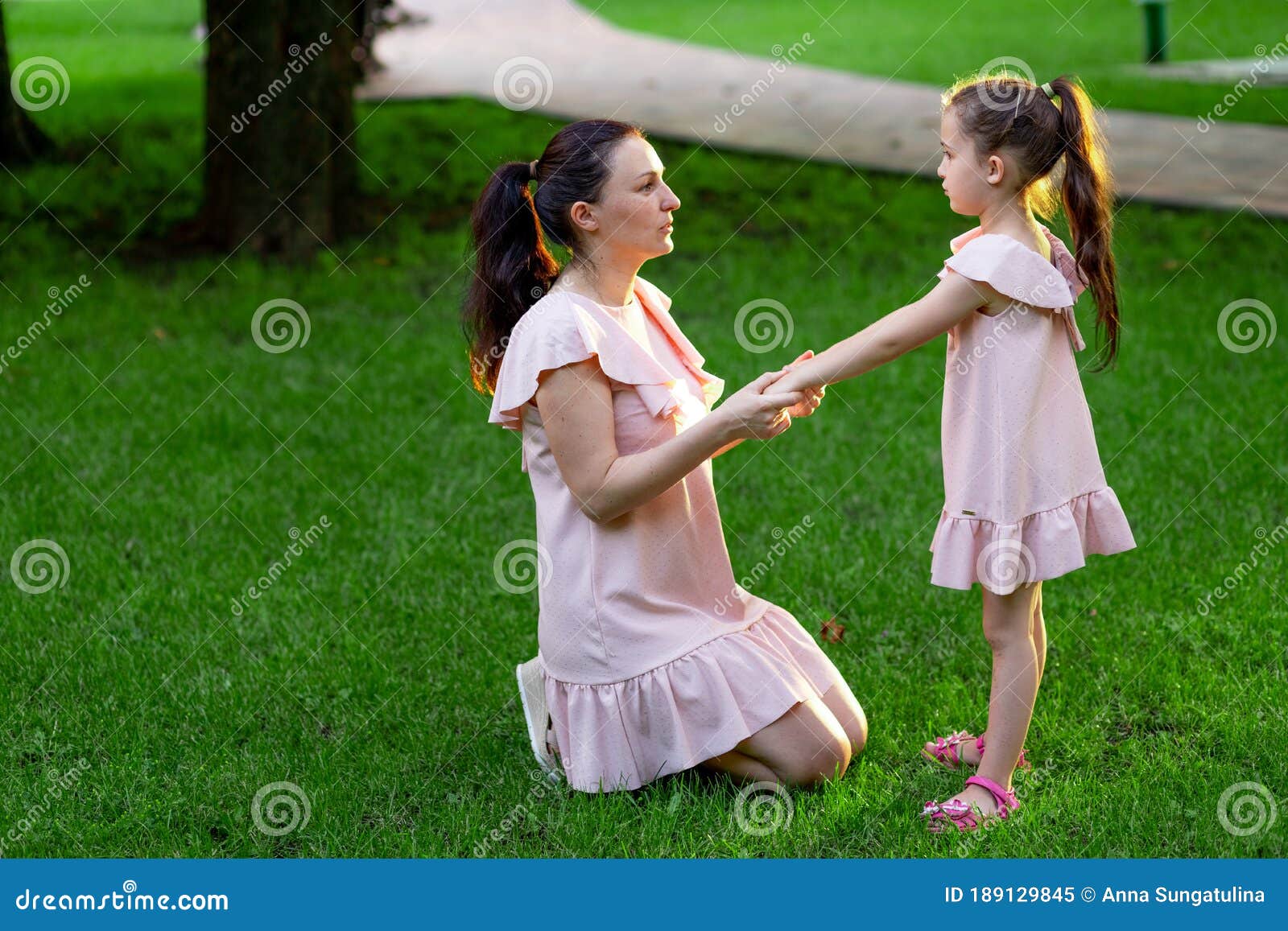 小女儿鲜花花束为她的母亲在快乐的母亲日母亲节图片下载 - 觅知网