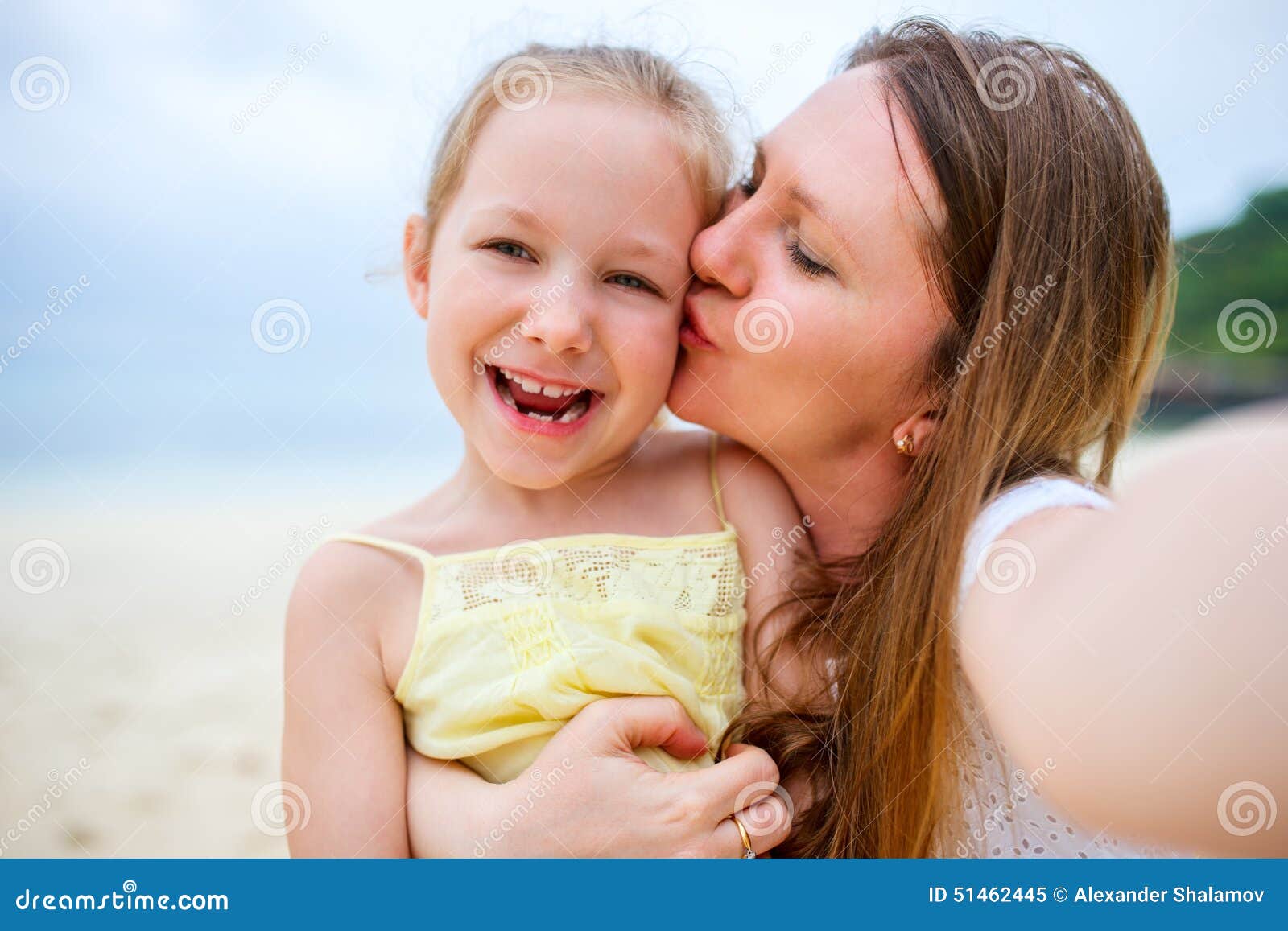 母亲和女儿 库存图片. 图片 包括有 作用, 休闲, 妈妈, 逗人喜爱, 女孩, 系列, 绿色, 人们, 自由 - 32040749