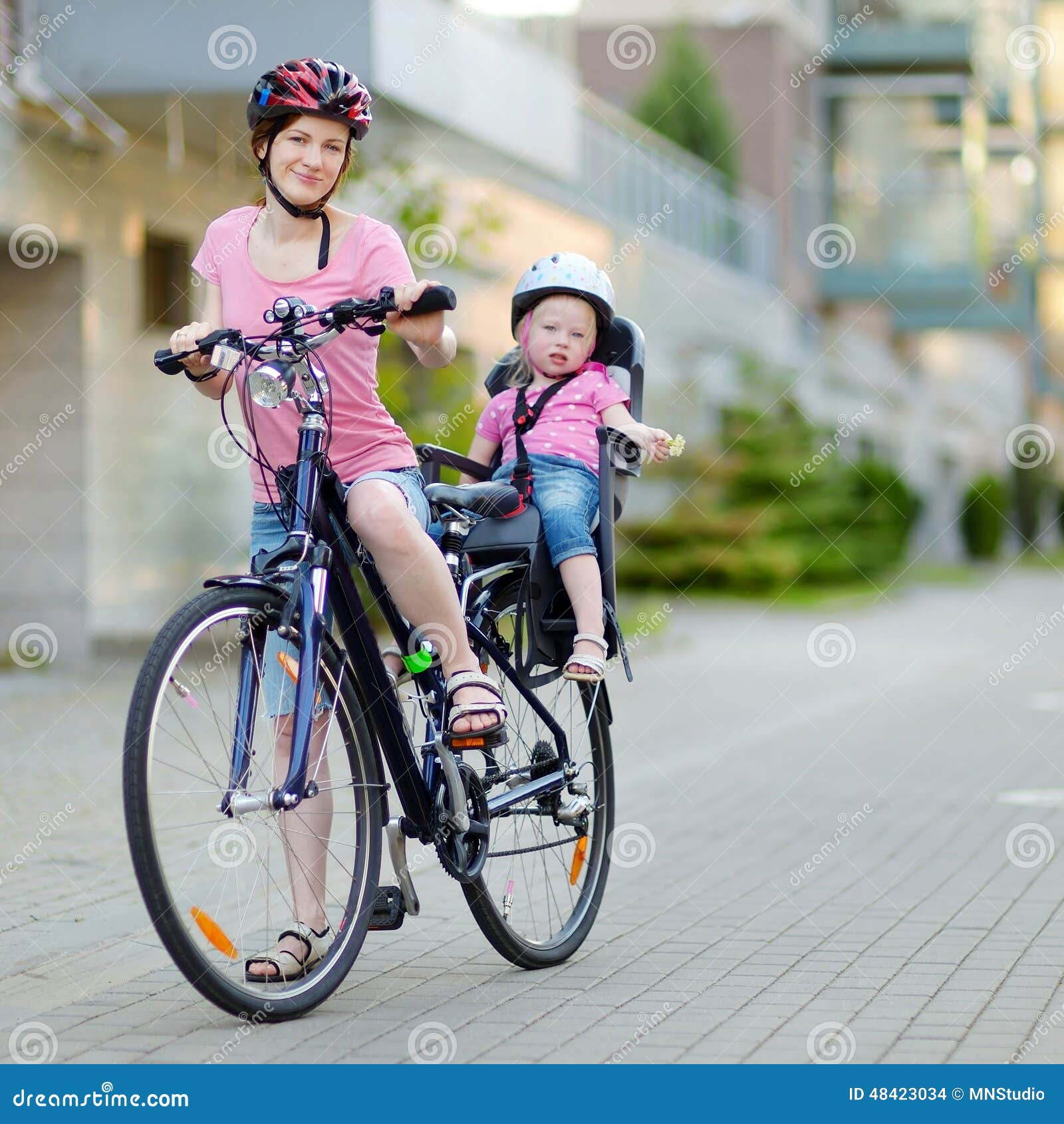 愉快的母亲教他的女儿骑自行车 母亲是高兴的对女儿的成功 库存照片 - 图片 包括有 教育, 妈妈: 74219804