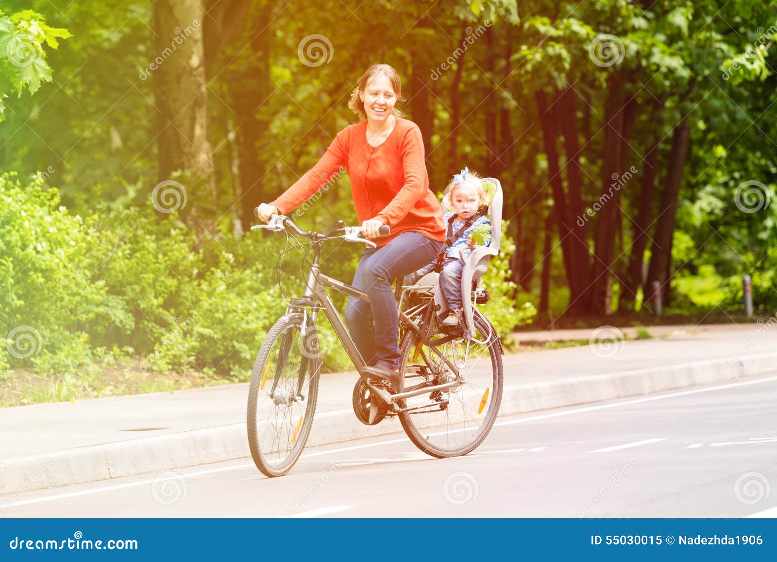母亲节母亲骑自行车载孩子上学插画图片-千库网