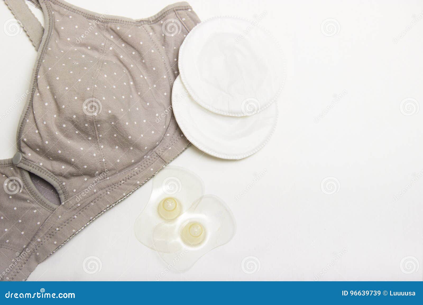 母亲和硅乳头的护理胸罩 与新的一次性乳房垫的妈妈胸罩 防止流程在衣裳的牛奶，它 库存照片 - 图片 包括有 健康, 吊带: 97956026