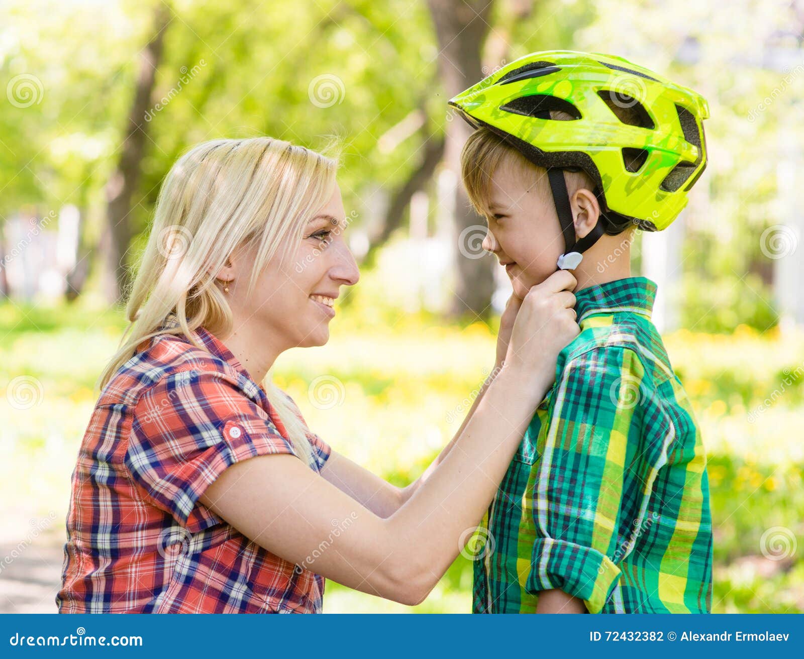 教女儿在公园骑自行车的母亲 库存照片. 图片 包括有 父项, 女孩, 循环, 系列, 喜悦, 休闲, 人员 - 222631948