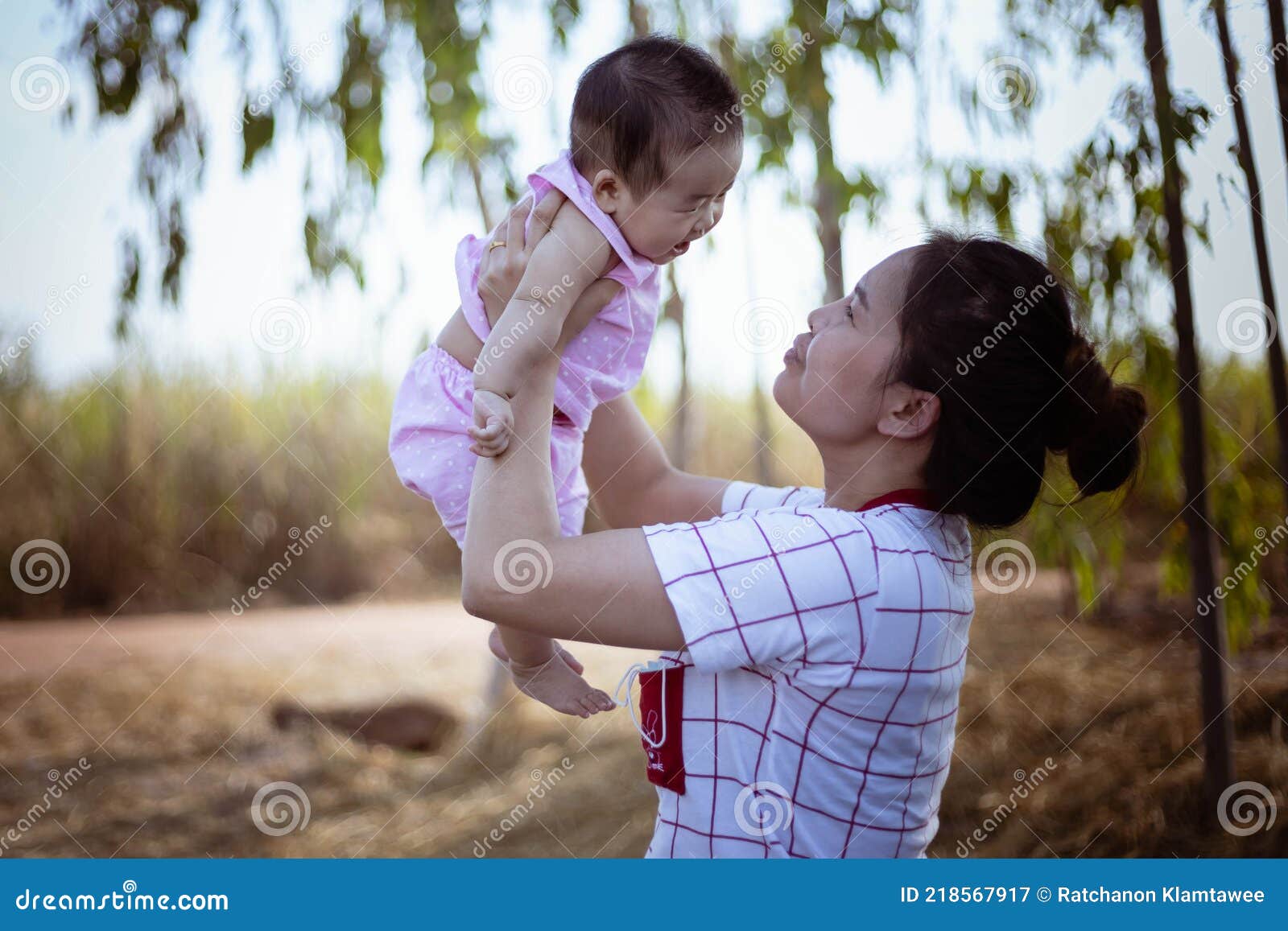母女获救后重逢相拥，孩子望向母亲的一眼看哭众人_凤凰网视频_凤凰网