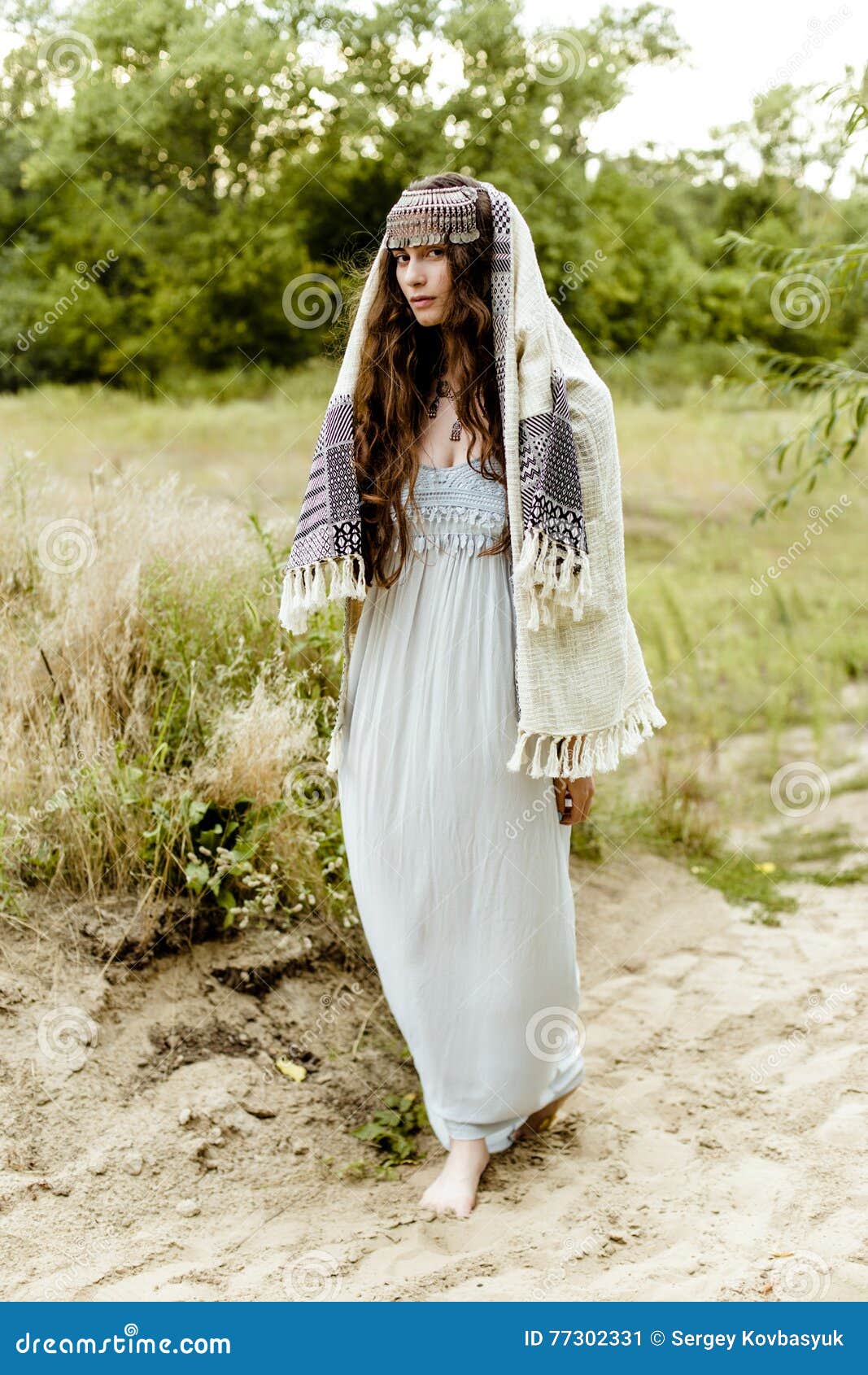 民间克里米亚半岛鞑靼人的衣裳的女孩
