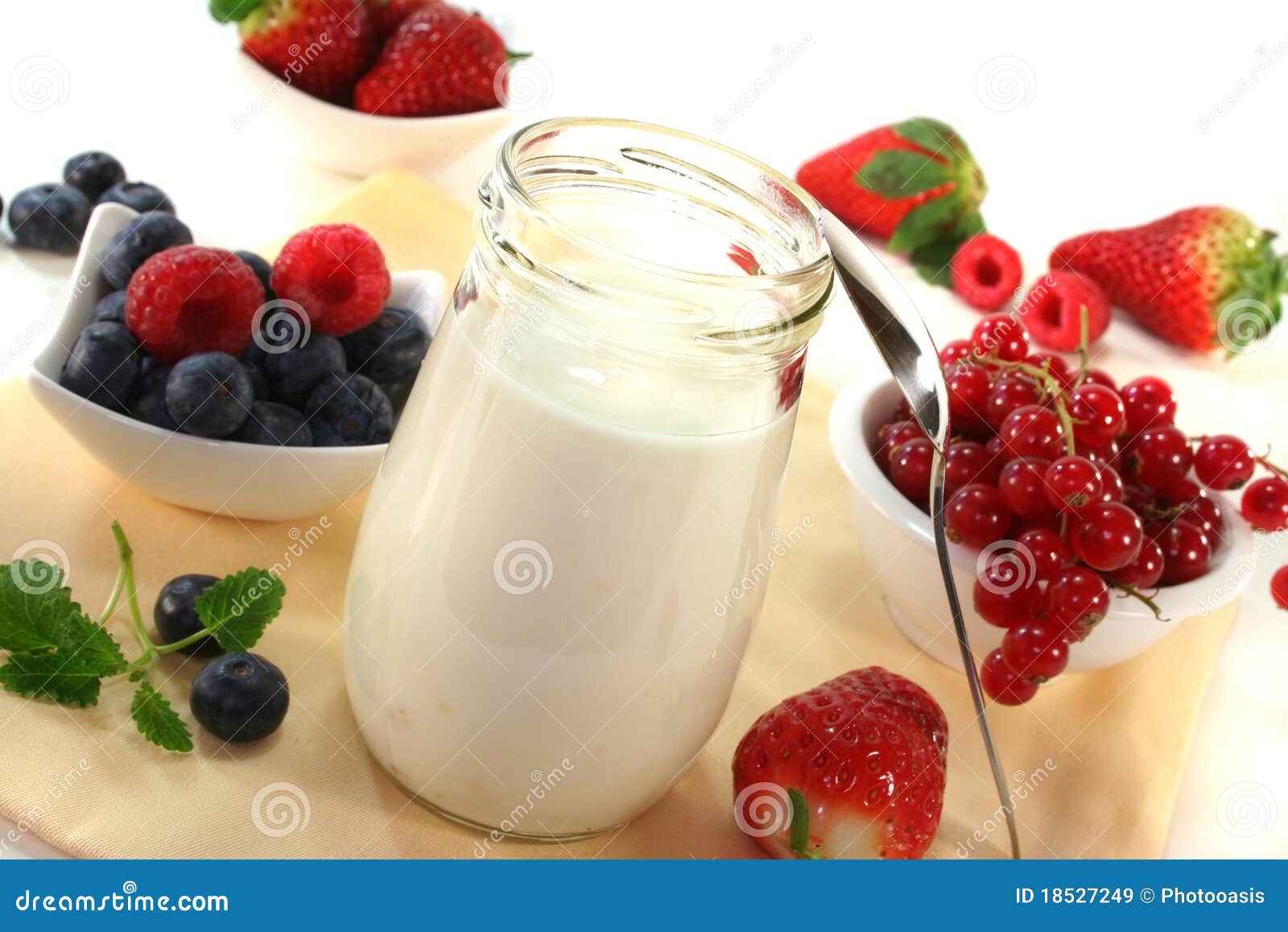 树莓酸奶品牌牛奶或酸奶产品品牌或广告设计新包装设计 向量例证. 插画 包括有 标签, 无格式, 包装, 食物 - 167297771