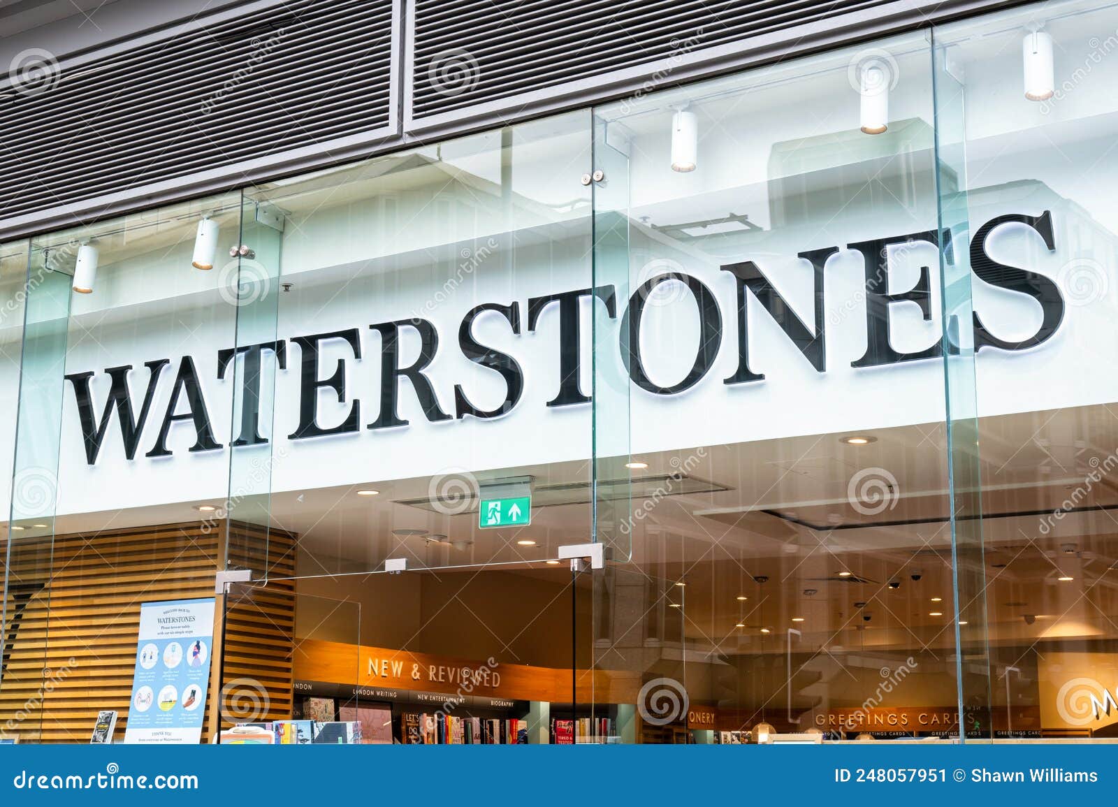 Waterstones 编辑类照片. 图片 包括有 英国, 极大, 社论, 书店, 公司, 外部, 钉书匠 248057951