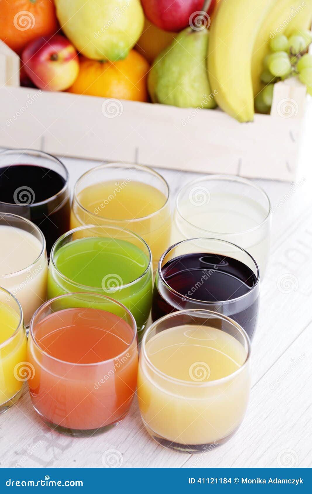 汁液的汇集. 许多各种各样的水果的汁液-饮料和饮料