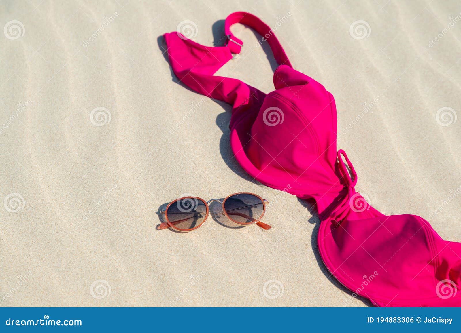 在沙滩上写有裸体胸罩的女子的特写. 裸身在沙滩上晒日光浴的概念. 影视素材 - 视频 包括有 女性, 摆在: 195007762