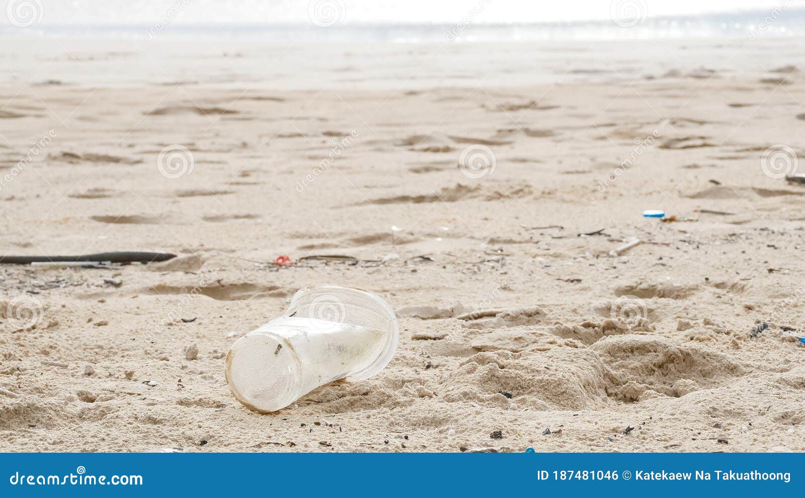 沙滩上垃圾成堆，海洋环境污染概念。照片摄影图片_ID:309079677-Veer图库