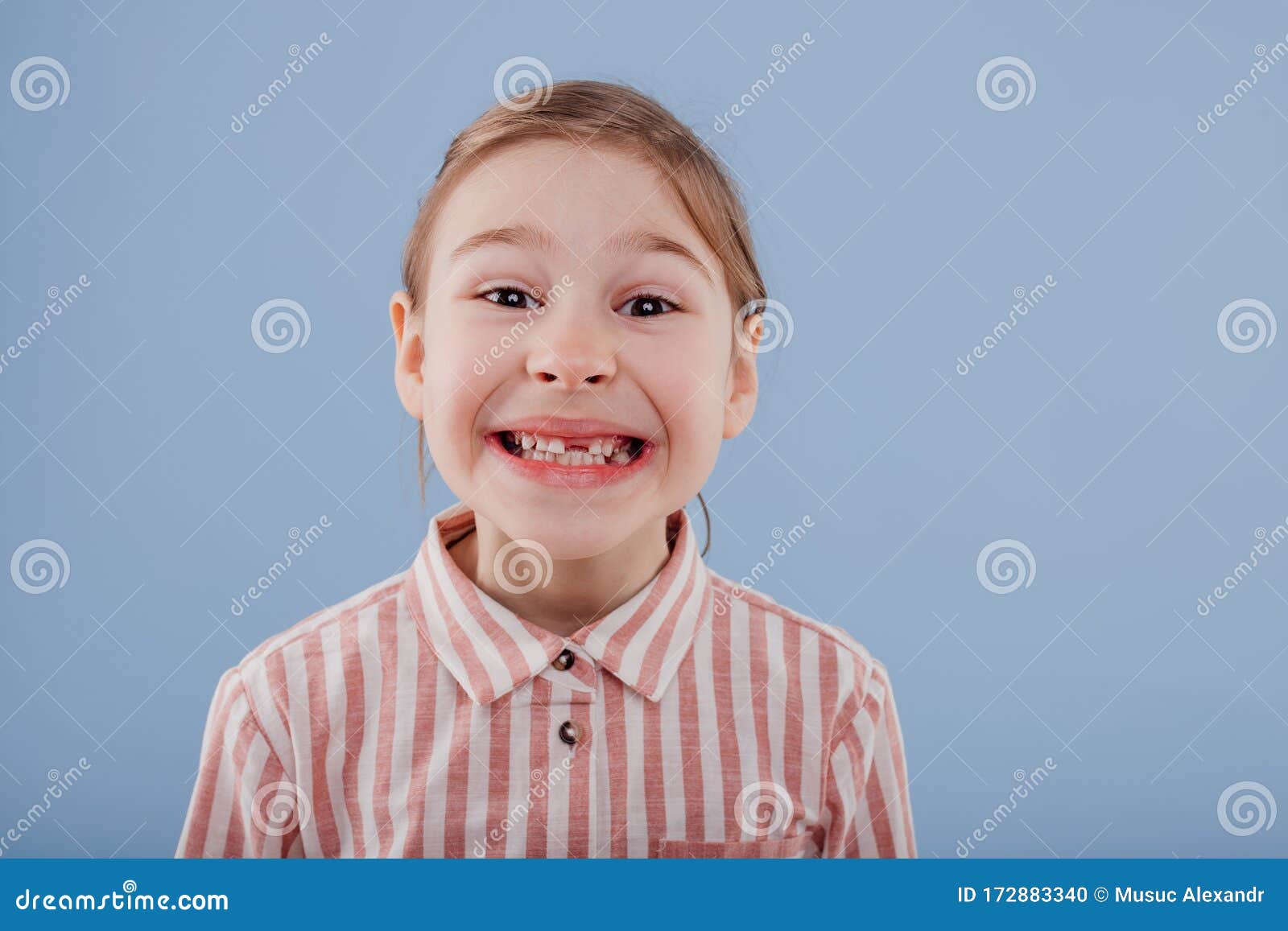 没有牙齿的微笑男孩展示他丢失的牙齿牛奶高清摄影大图-千库网