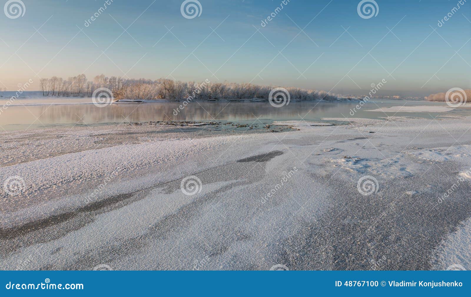 River. 汤姆河在西西伯利亚在冬天