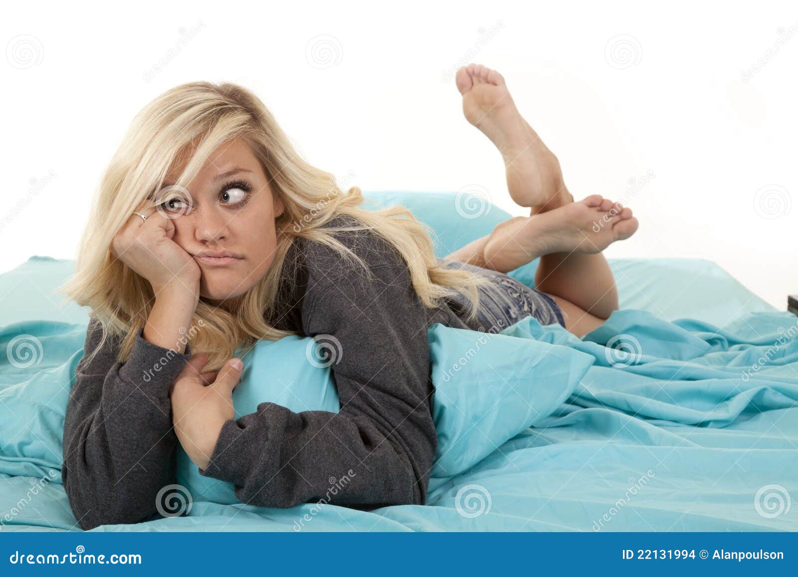 年轻的红头发女人在床上看书。懒惰的早上例程。照片摄影图片_ID:352031483-Veer图库