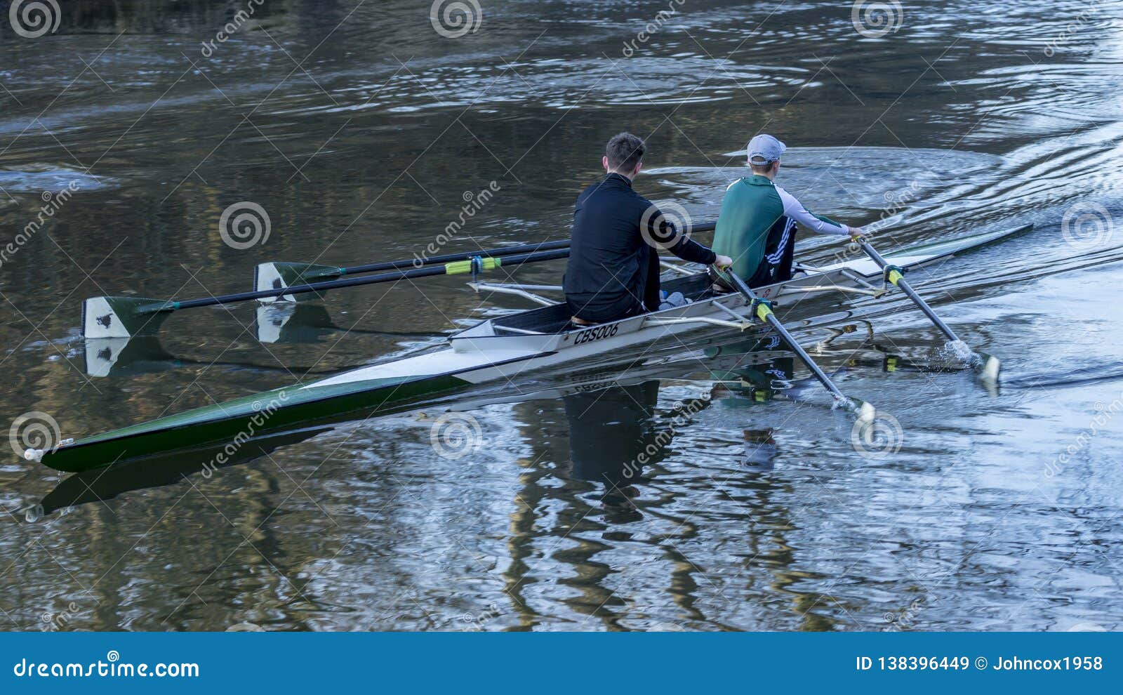 河的旺斯贝克划船者. 河的旺斯贝克，Ashington，诺森伯兰角，英国，英国划船者 保留适合和得到锻炼