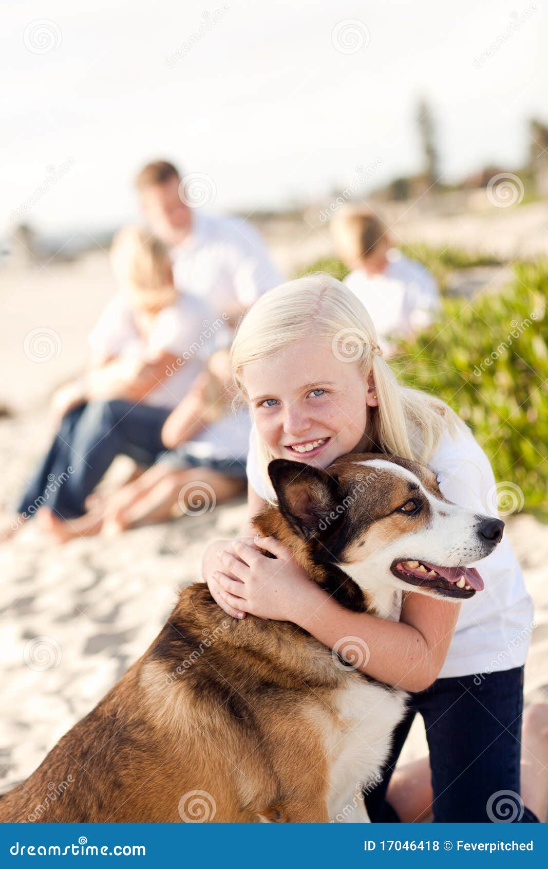 子项和宠物 孩子爱恋拥抱他的爱犬 舔男孩` S面颊的小犬座 猫女孩她少年 人兽交 向量例证 - 插画 包括有 拥抱, 少许: 119575276