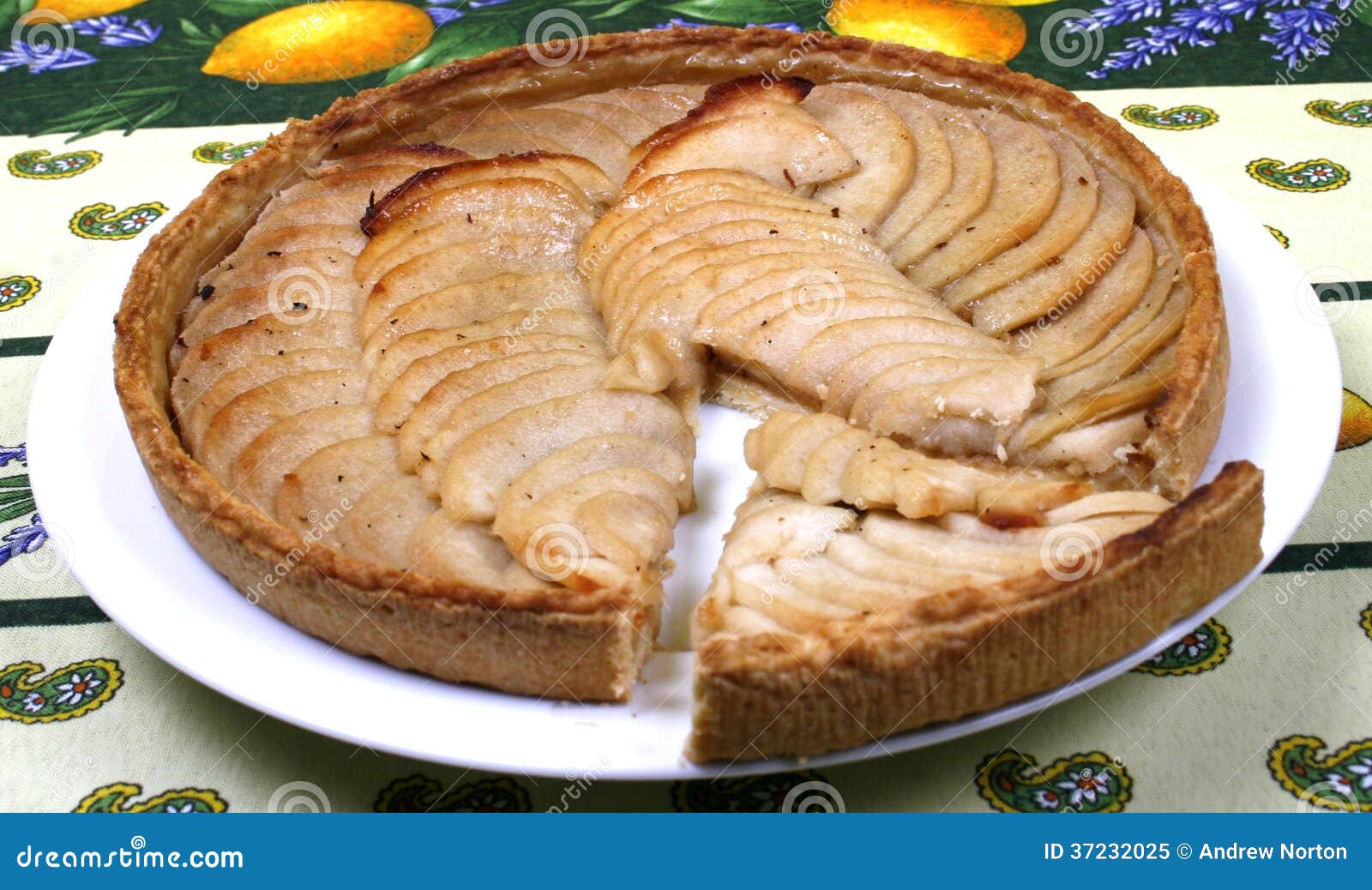 轻板顶上有酸奶油的苹果馅饼高清摄影大图-千库网