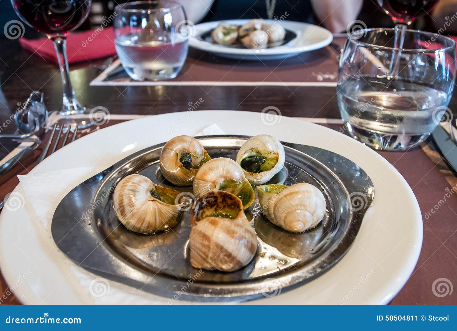 蜗牛配绿色黄油和香草酱，典型的法国菜照片摄影图片_ID:161290943-Veer图库