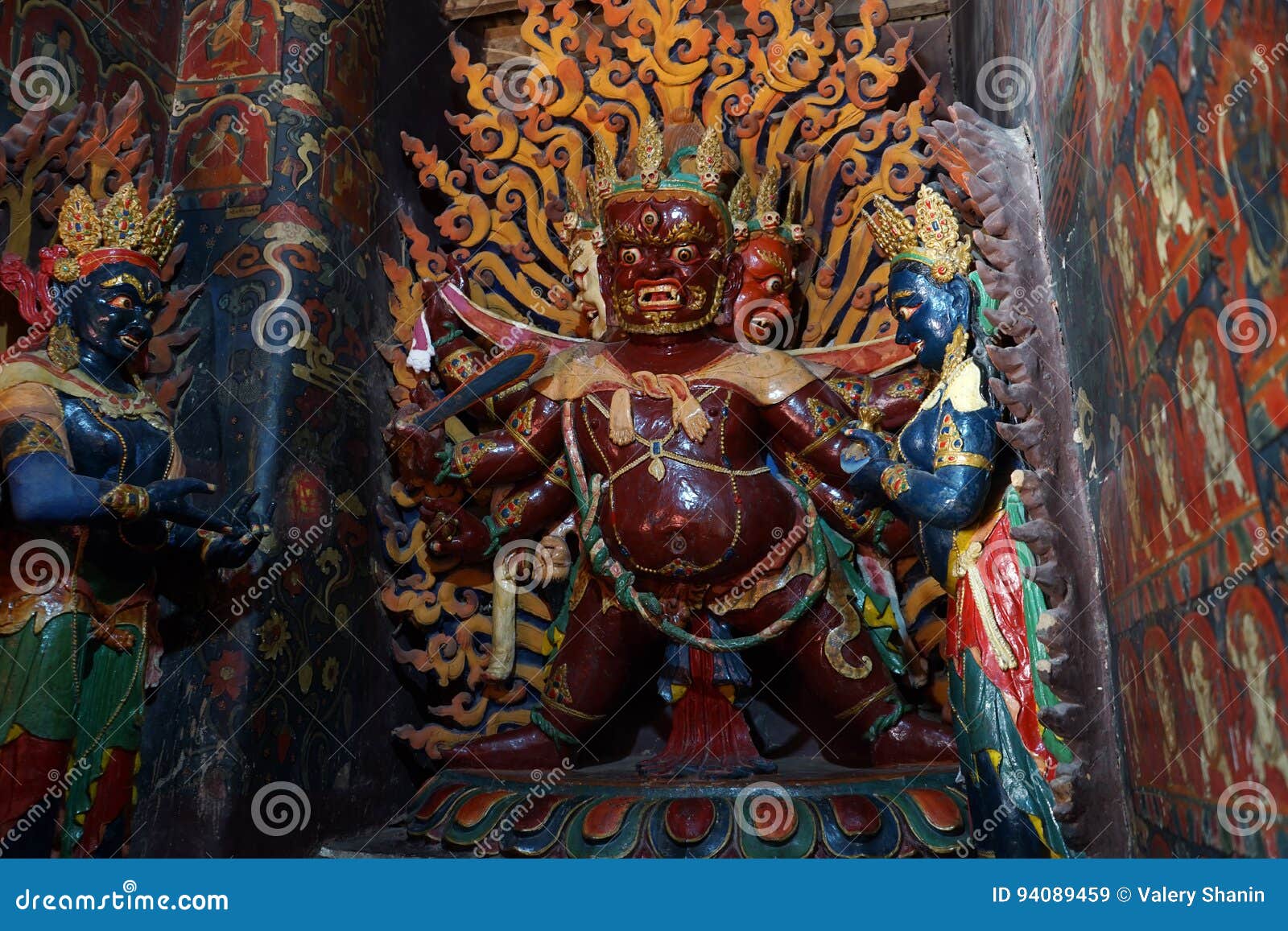 在佛教寺庙的法坛在曼谷 图库摄影片. 图片 包括有 文化, 微笑, 智慧, 艺术, 轰隆的, 反气旋, 雕象 - 67877947