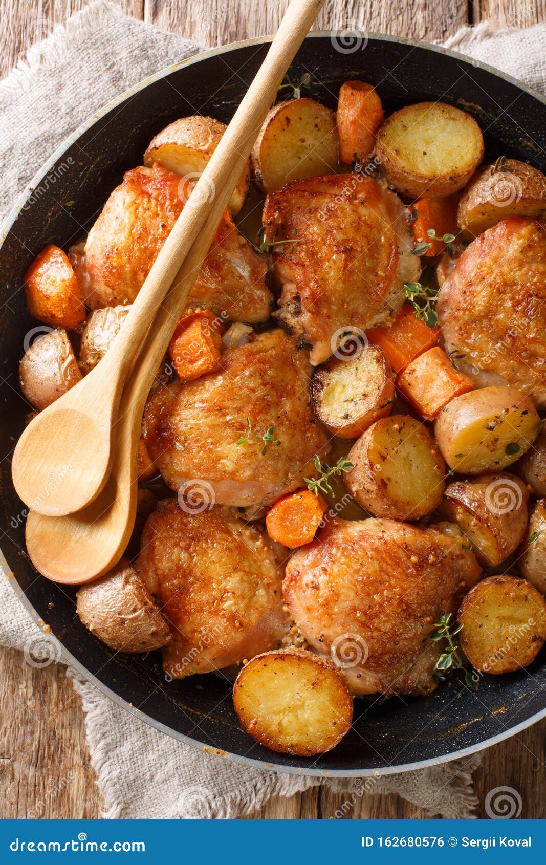 家庭版土豆炖鸡块，土豆绵软入味，鸡肉吸满汤汁入口既化_凤凰网视频_凤凰网