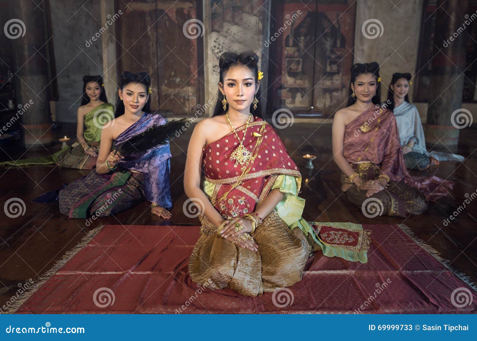 泰国传统服装的美丽的泰国女孩 库存照片. 图片 包括有 舞蹈, 女性, 纵向, 莲花, 伙计, 迷住, 装饰品 - 72235990