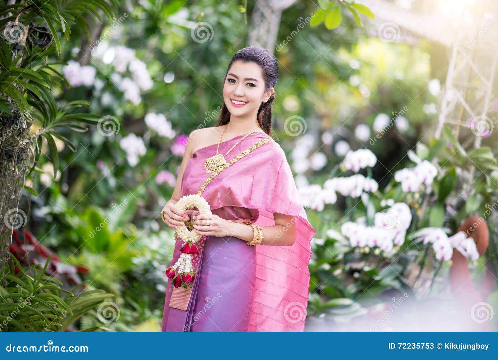 泰国传统服装的美丽的泰国女孩 库存图片. 图片 包括有 发芽, 迷住, 织品, 美女, 问候, 伙计, 女孩 - 69999733