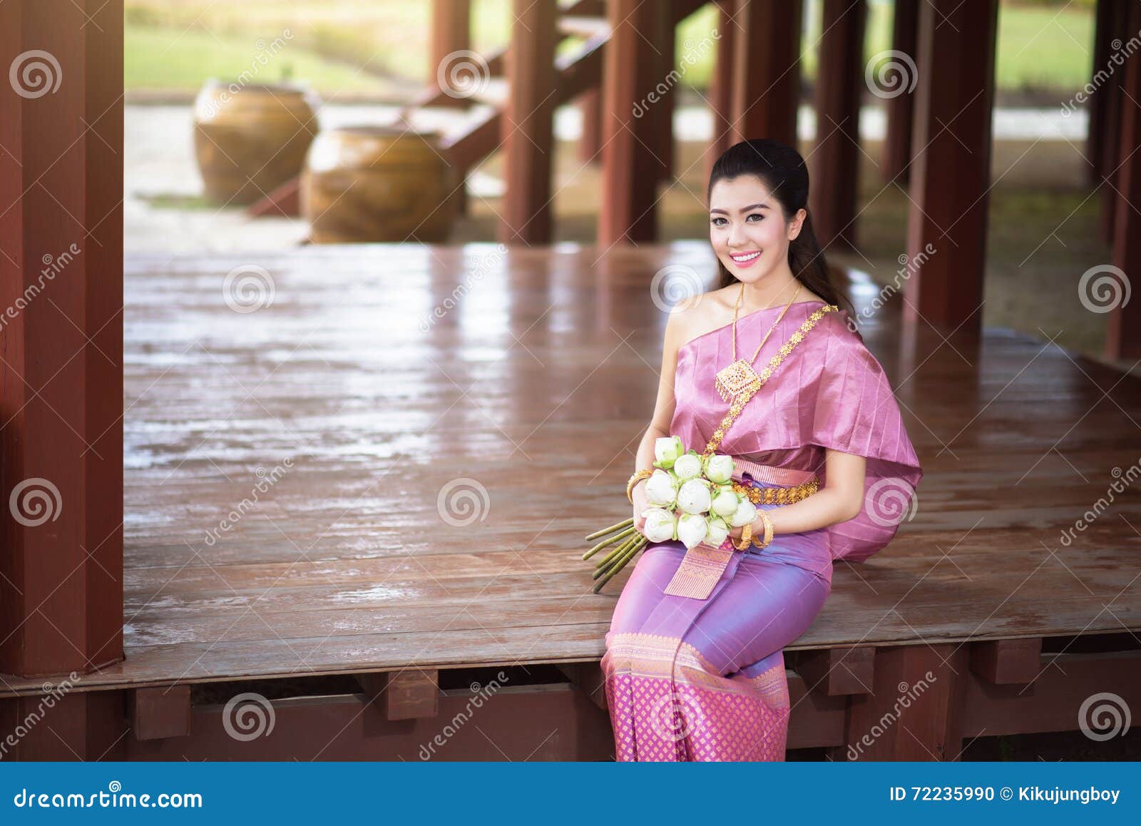 泰国传统服装的美丽的泰国女孩 库存照片. 图片 包括有 迷住, 美女, 布料, 五颜六色, 丝绸, 女性 - 72235788