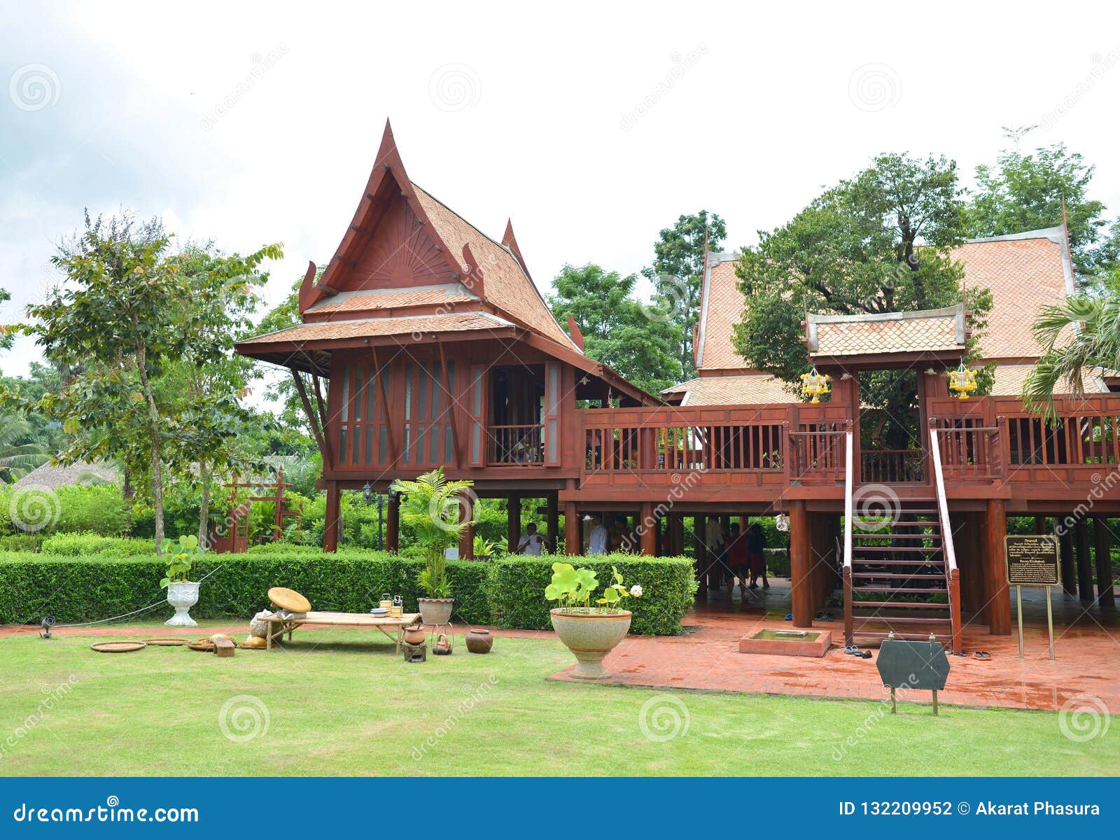传统泰国房子经典之作样式 库存图片. 图片 包括有 视图, 泰国, 全部, 瓦片, 样式, 云彩, 聚会所 - 57143165