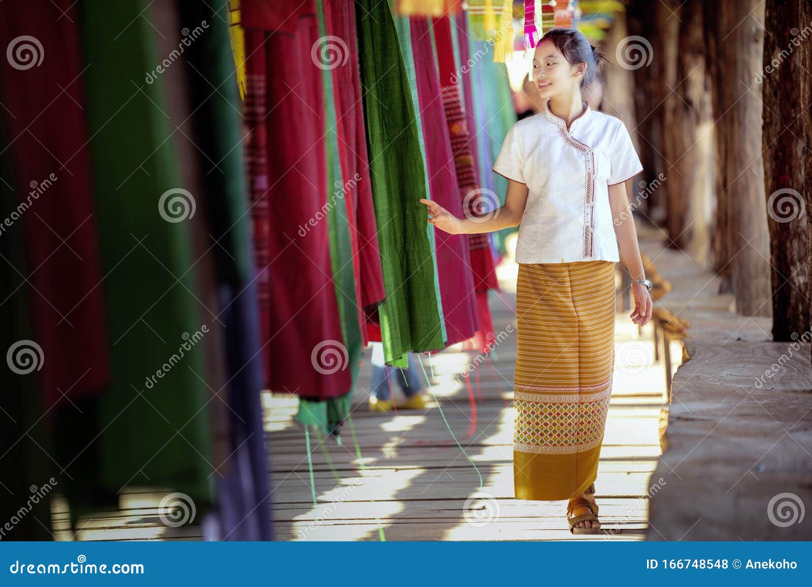 泰国王室都是时尚达人，妙手打造泰服文化 - 知乎