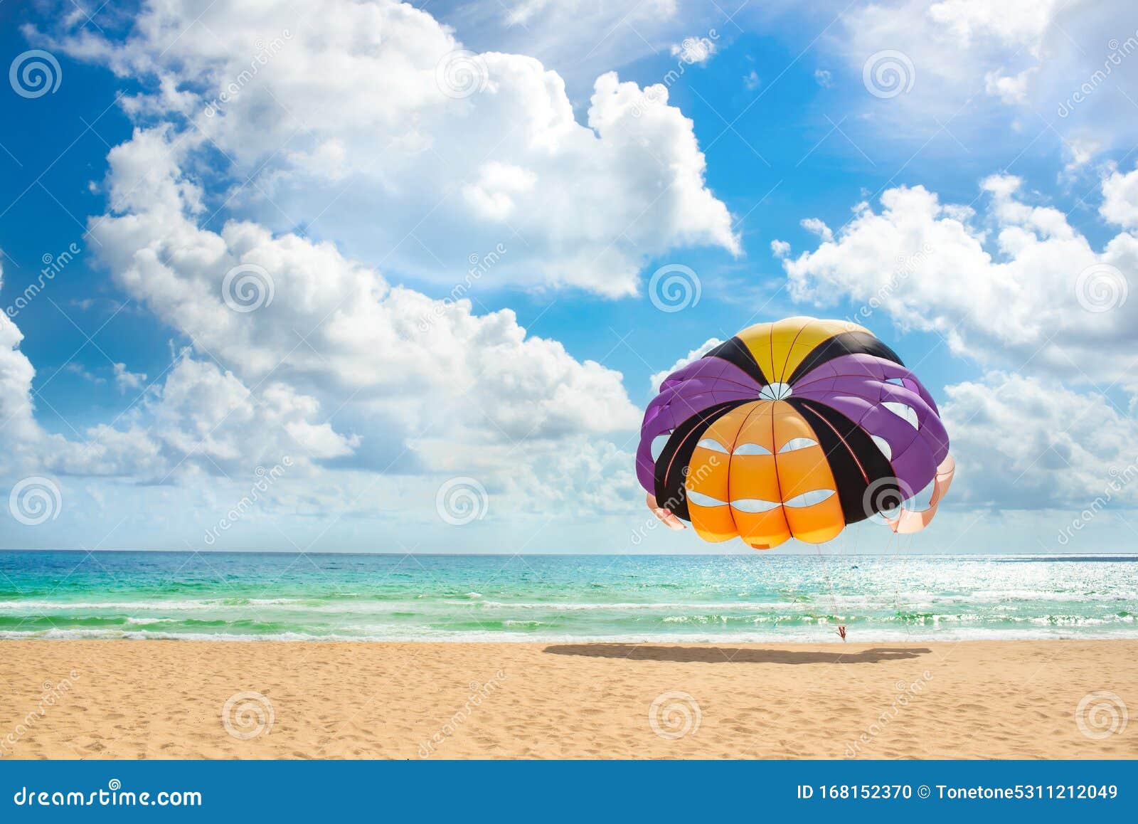 巴厘岛海龟岛上海上降落伞运动摄影图高清摄影大图-千库网