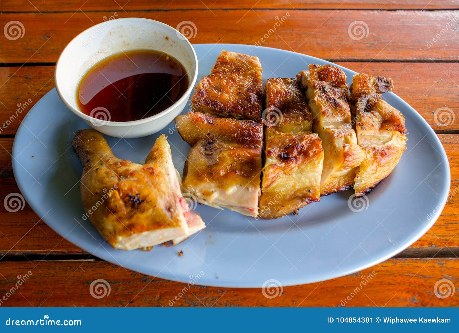 作为五颜六色的街道食物一个署名的烤鸡在街市曼谷 库存照片. 图片 包括有 膳食, 苹果酱, 室外, 一个 - 151162766