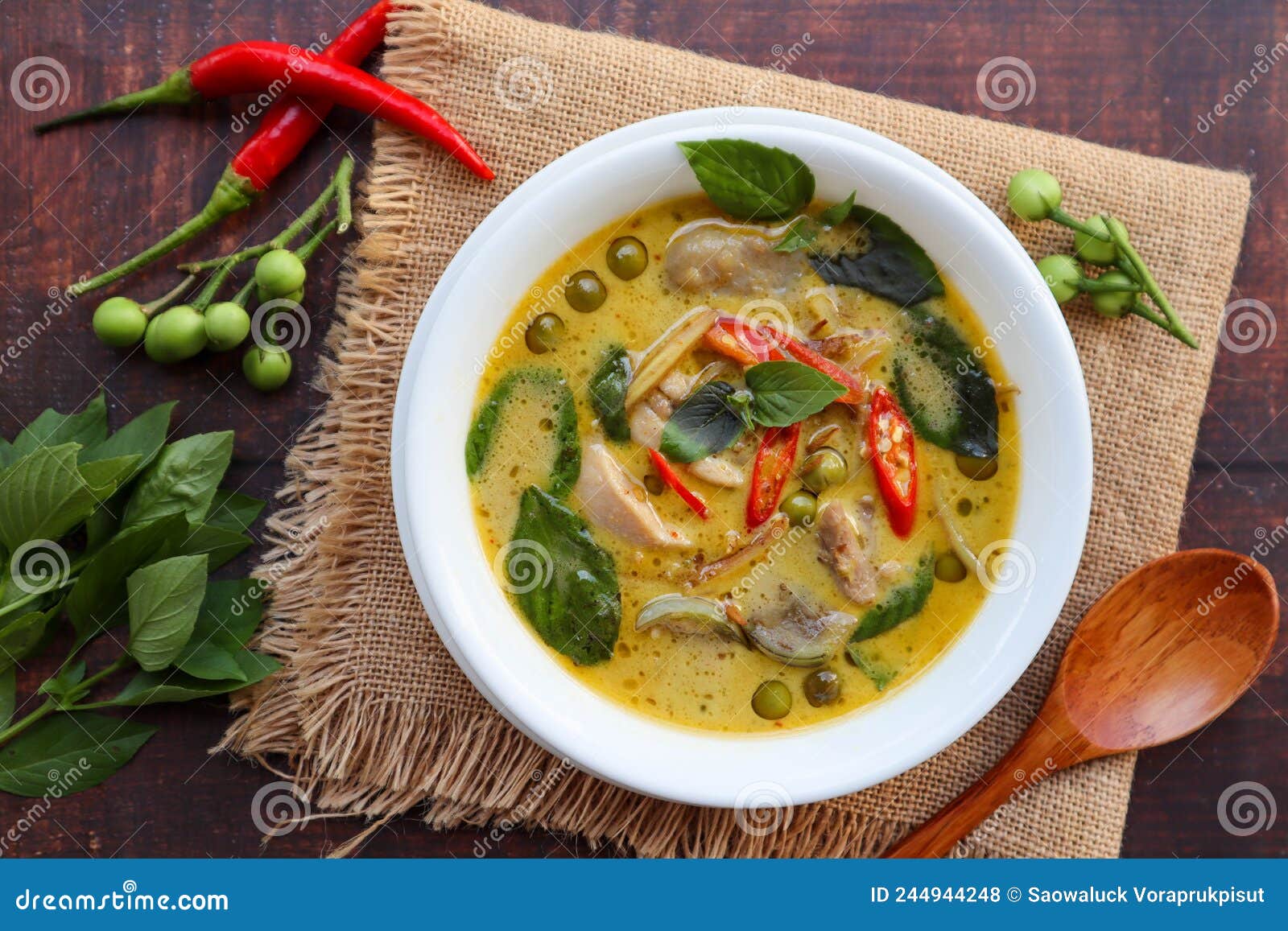 陶瓷碗中的绿咖喱鸡肉和泰国茄子 (Kaeng khiao wan) 配米粉。高清摄影大图-千库网