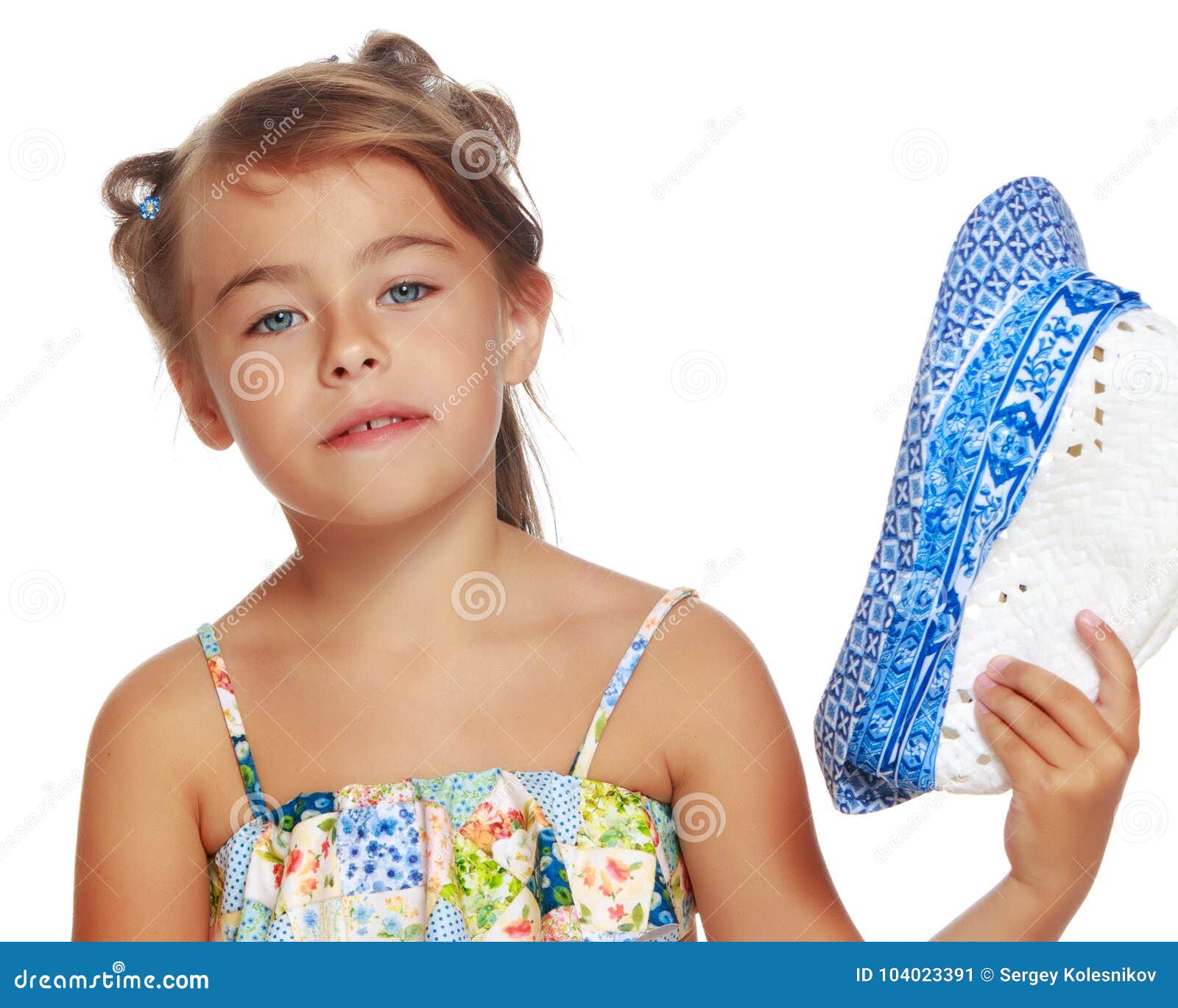 微笑的被晒黑的小女孩用在头发的两只手 库存图片. 图片 包括有 头发, 户外, 少许, 愉快, 情感, 逗人喜爱 - 85054709