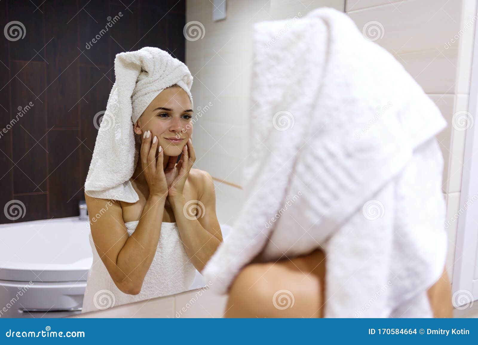 洗完澡护肤的女子图片下载 - 觅知网