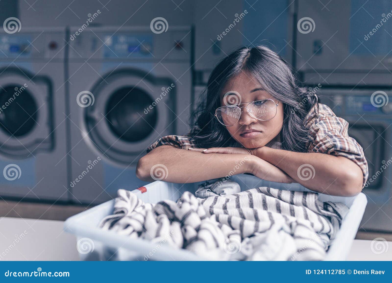 相当在洗衣机的少妇洗涤的衣裳 库存图片. 图片 包括有 亚麻布, 家庭, 衣裳, 洗衣店, 耐洗, 妇女 - 44440059