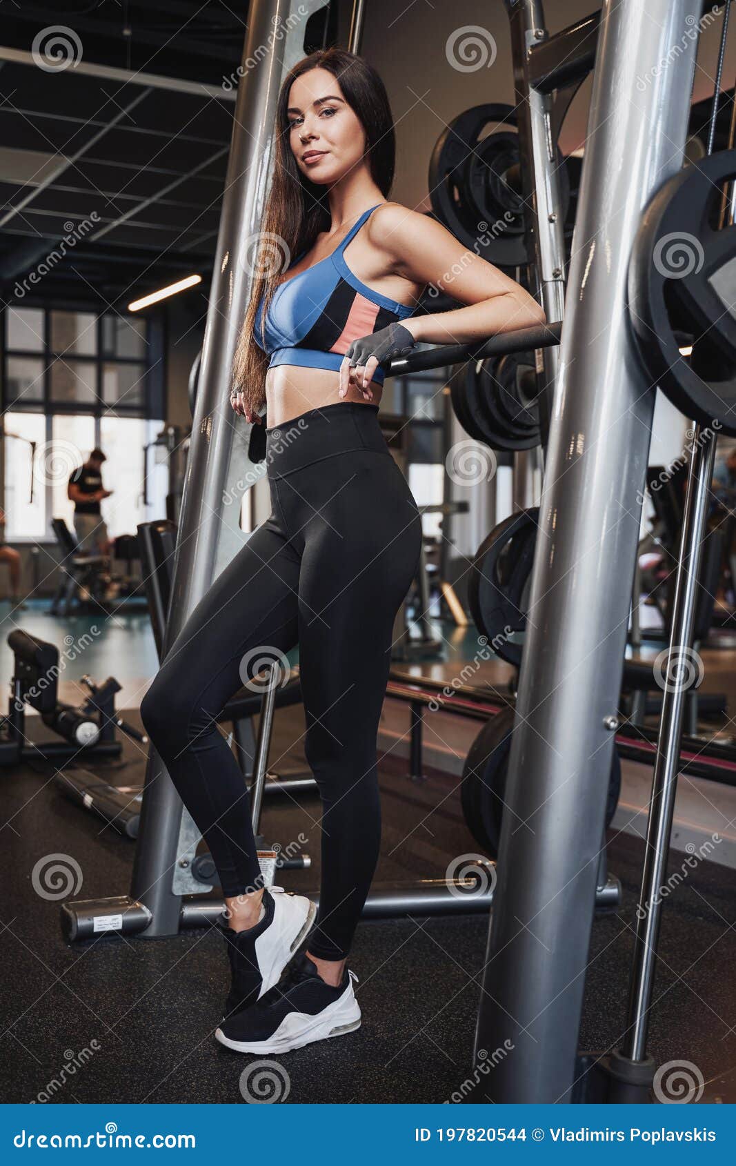 年轻的亚洲女性在健身房里锻炼，为了塑造美丽苗条的身材，在运动生活方式中锻炼运动女性的健康，在快乐中做体重积极健康的迷人女孩照片摄影图片_ID:425018688-Veer图库