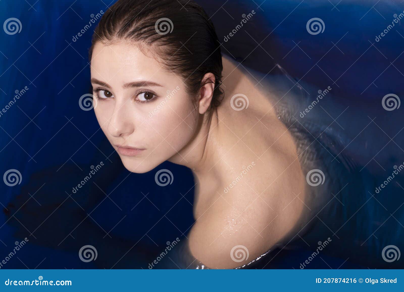 裸体化妆的美丽女人的肖像照片摄影图片_ID:138600944-Veer图库
