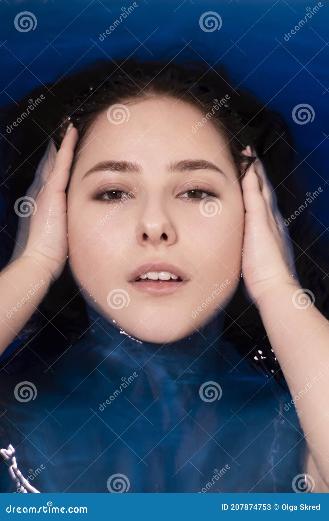 浅褐色美女裸身蓝色液体肖像. 在浴缸里用彩水. 溺水的女孩 库存照片 - 图片 包括有 液体, 死亡: 207879128