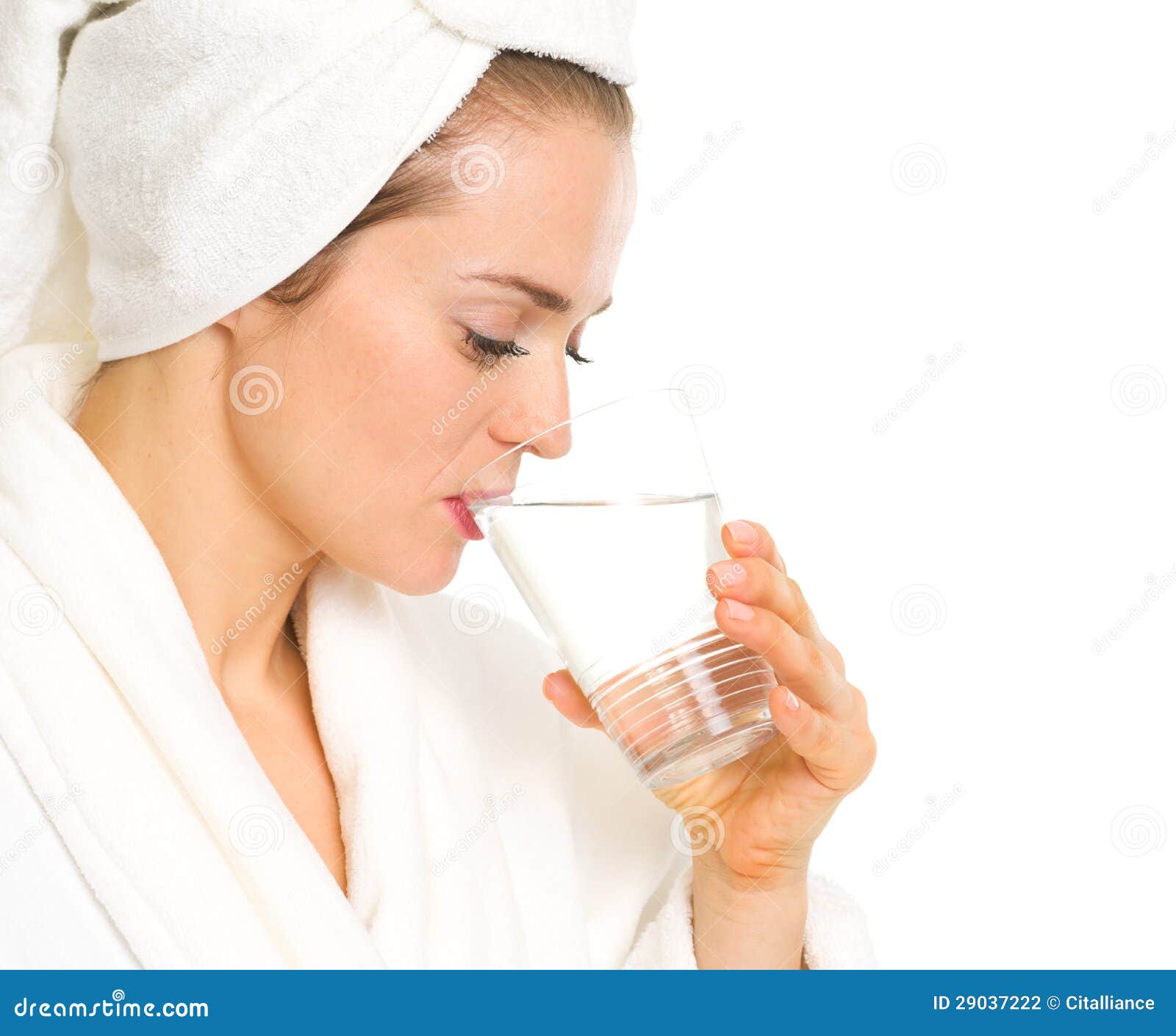 浴巾的少妇喝纯水的查出在白色