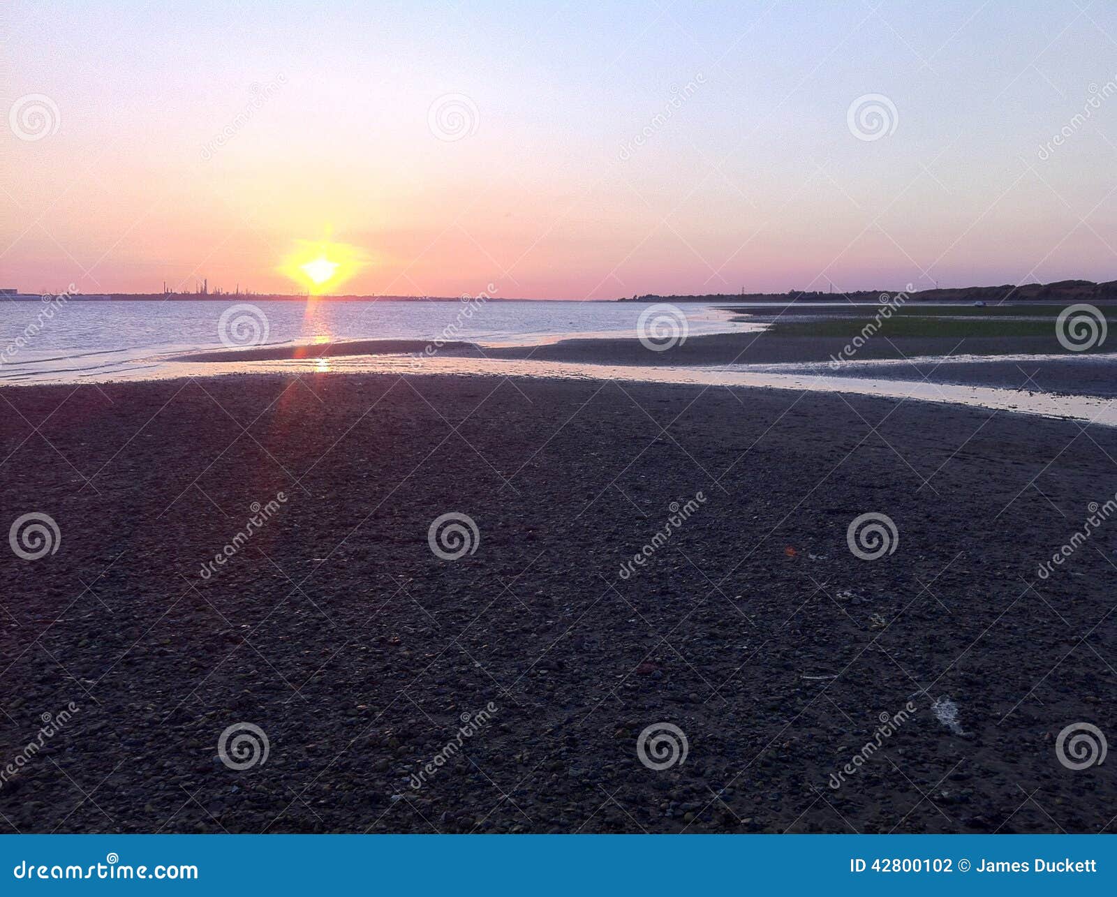 海滩和日落天空. 日落的， HILLHEAD，汉普郡Pebble海滩