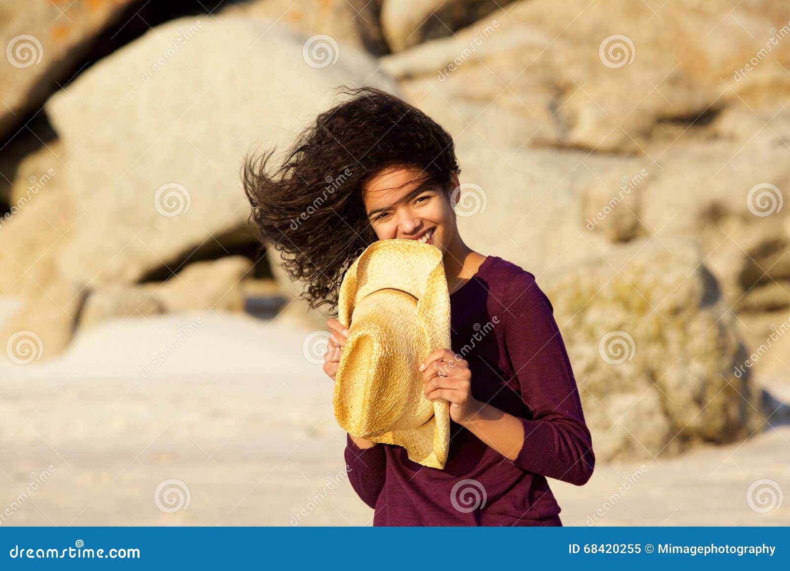 海滩的年轻深色的人在海微笑 库存图片. 图片 包括有 愉快, 户外, 背包, 查找, 设计, 火箭筒, 偶然 - 53898227