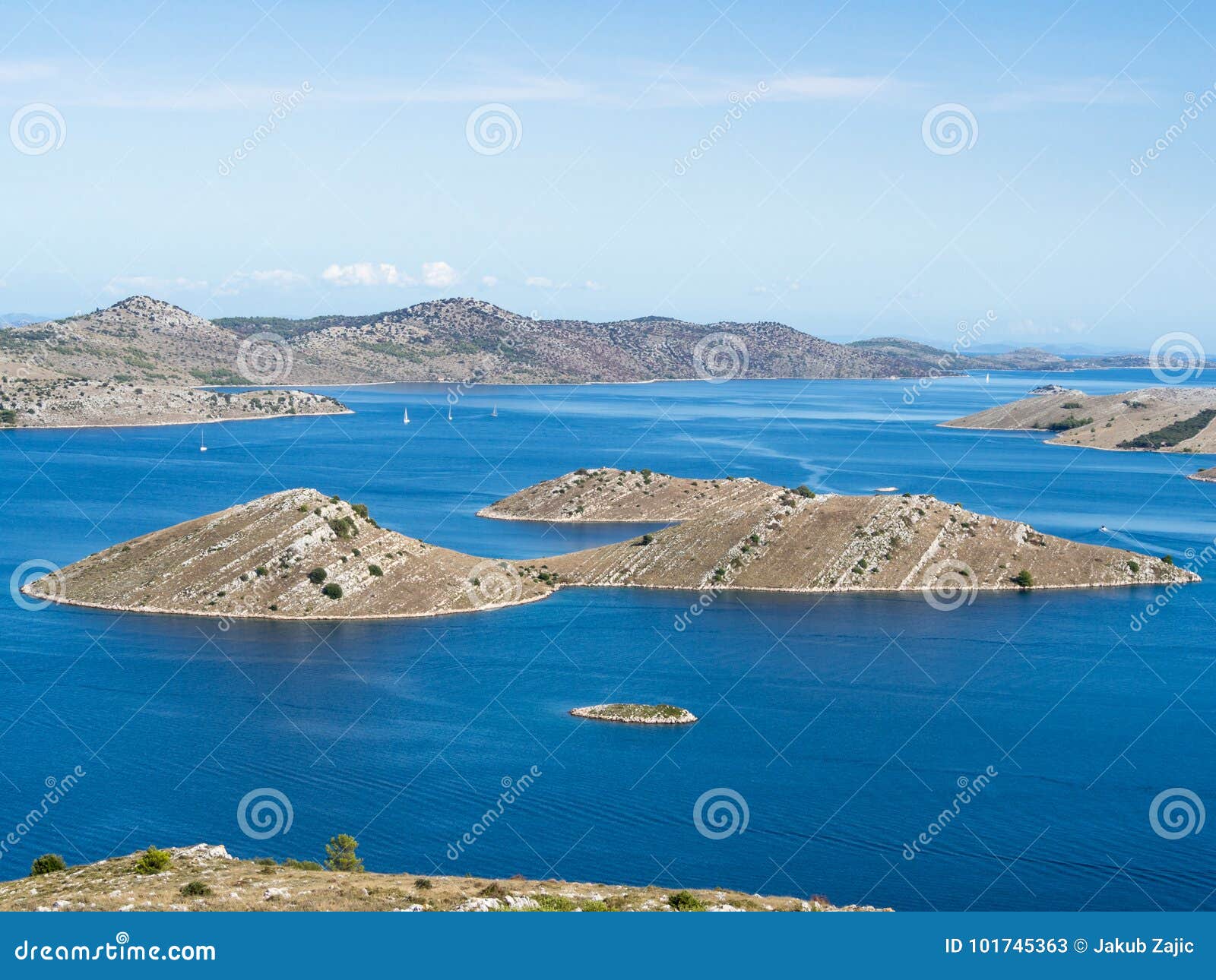 海岛空中全景在有之间许多航行游艇的克罗地亚，科纳提群岛在地中海的国家公园风景. 海岛空中全景在有之间许多航行游艇的克罗地亚，科纳提群岛国家公园风景在地中海，夏天