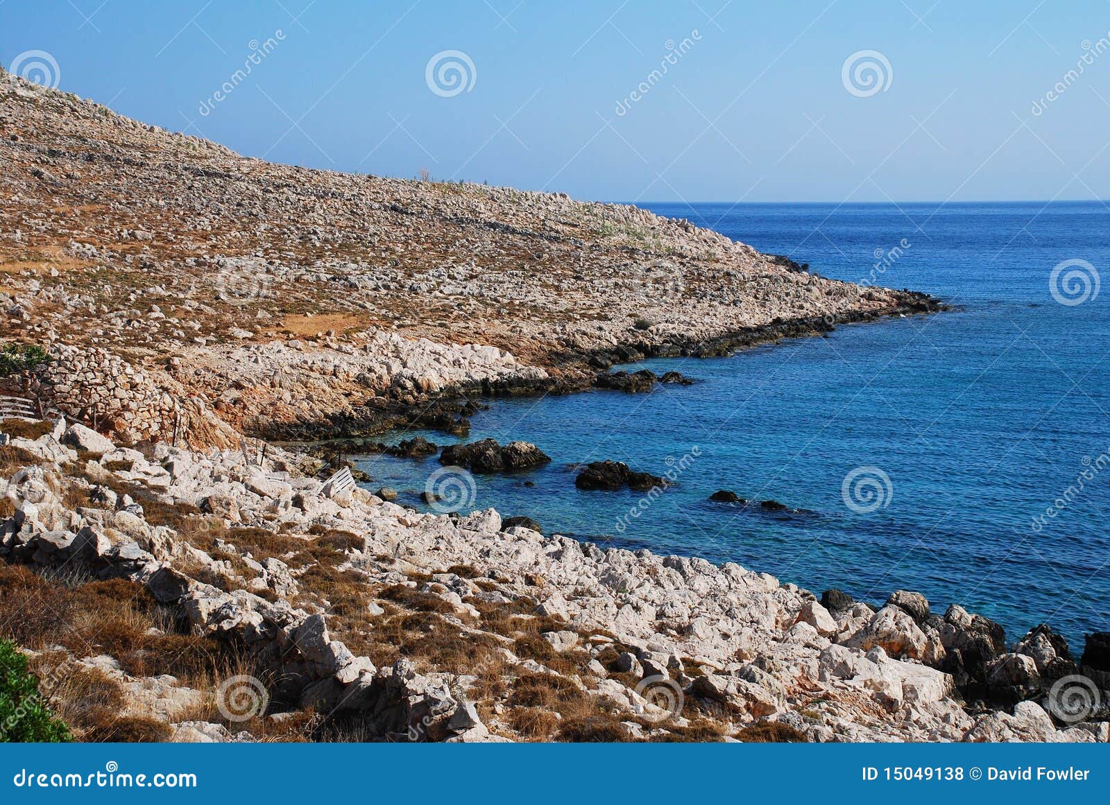 在岩石的pondamos附近使海岸线希腊halki海岛靠岸
