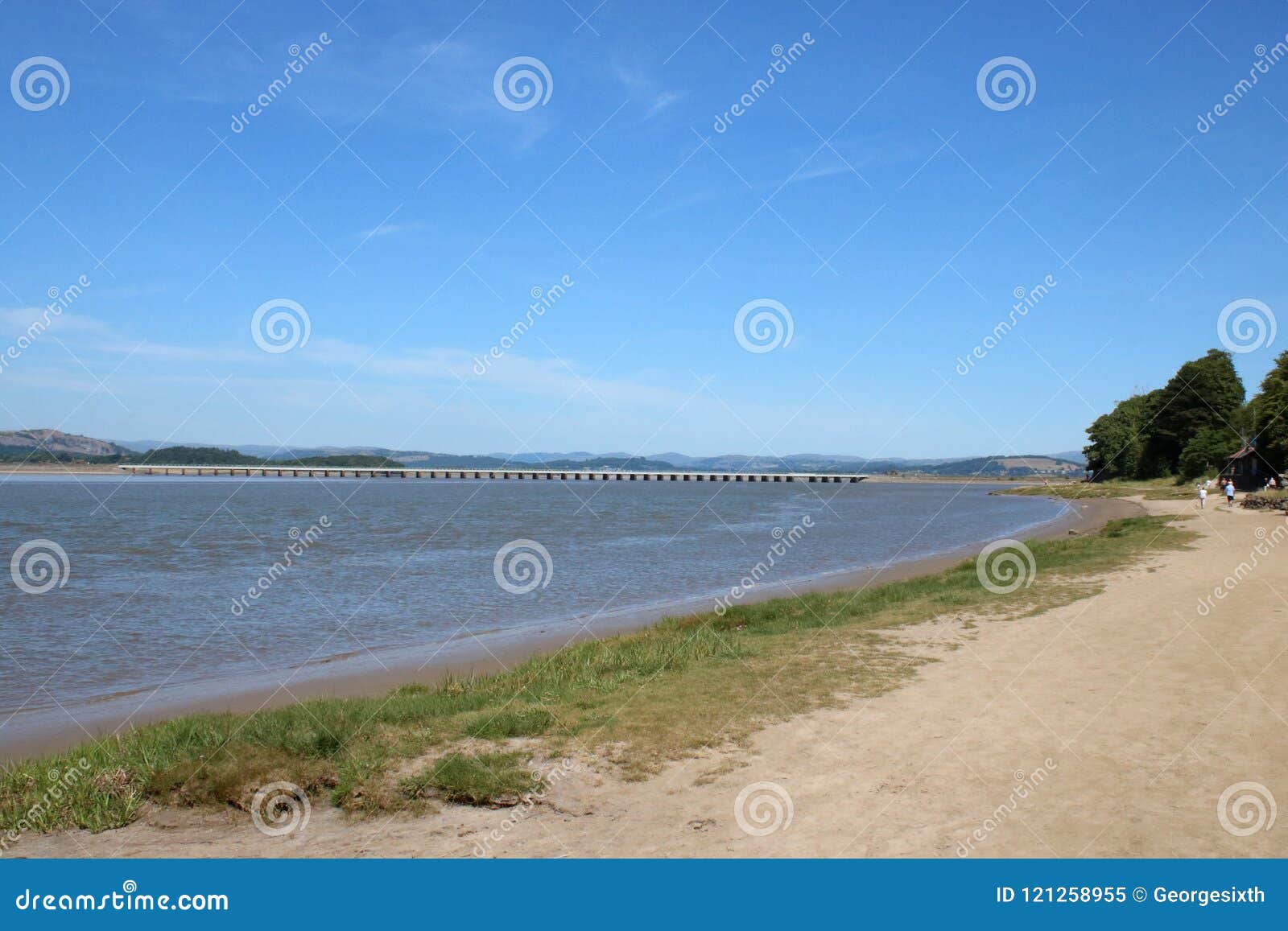 海岸线河肯特出海口， Arnside高架桥，英国. 往看沿海岸线小径的Arnside铁路高架桥的看法作为最近大浪在清楚衰退，热，晴朗，夏日