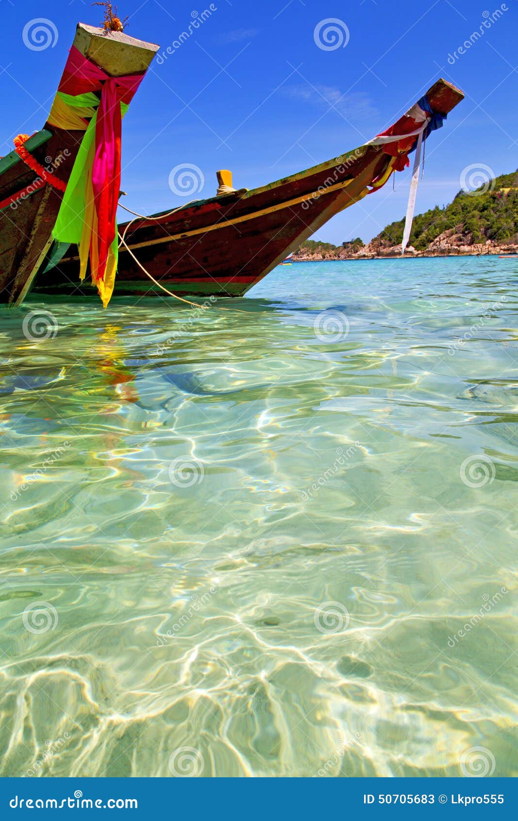 海湾kho的亚洲晃动小船泰国和中国南方. Kho陶海湾小岛白色海滩的亚洲晃动小船泰国和南中国海船锚