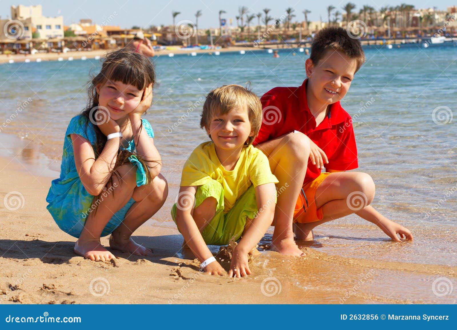 三岁小孩在沙滩上玩耍照片摄影图片_ID:369324087-Veer图库